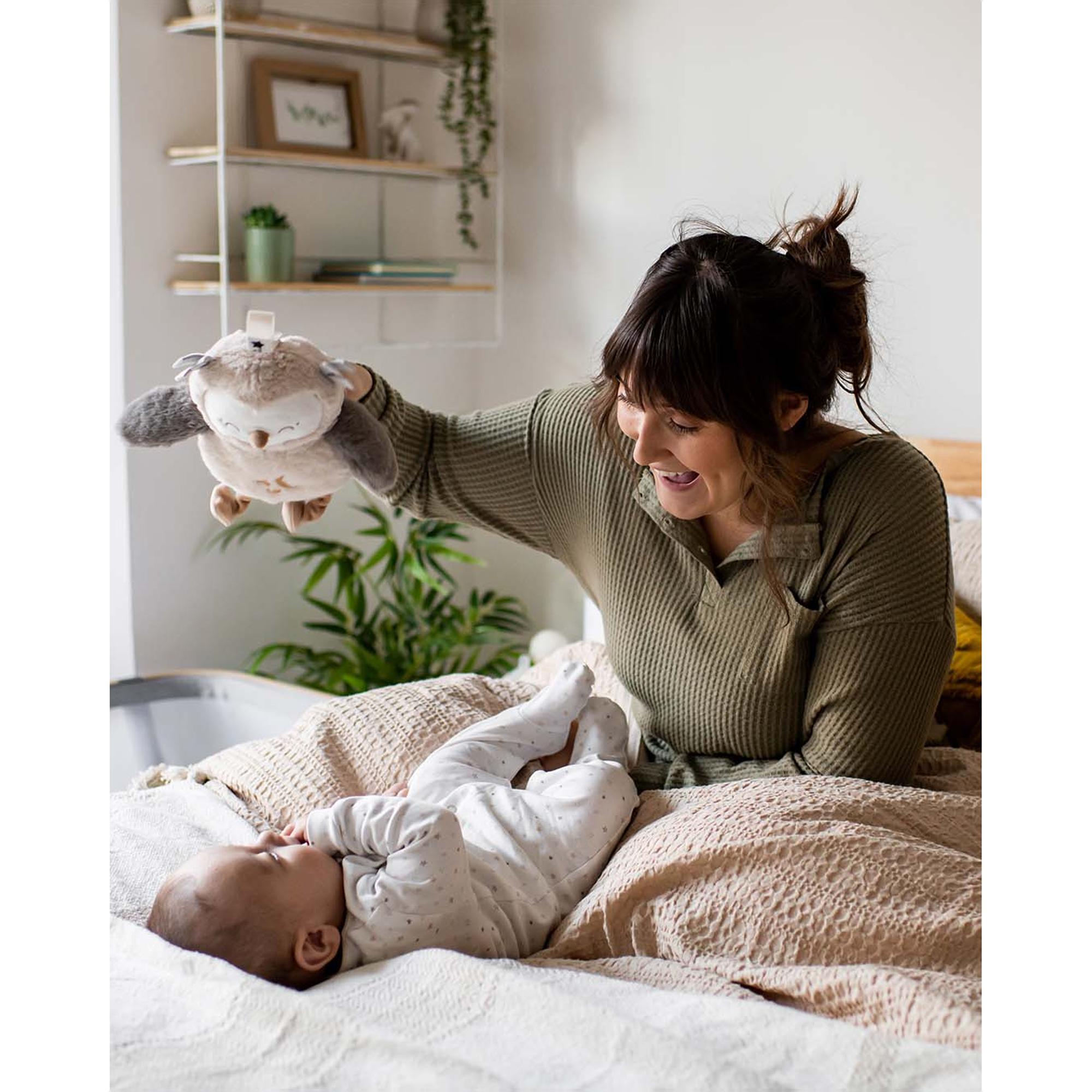 Peluche quitamiedos duermebebés deluxe con Luz nocturna, sonidos y sensor de llanto, Tommee tippee ollie el búho Beige Beige-13