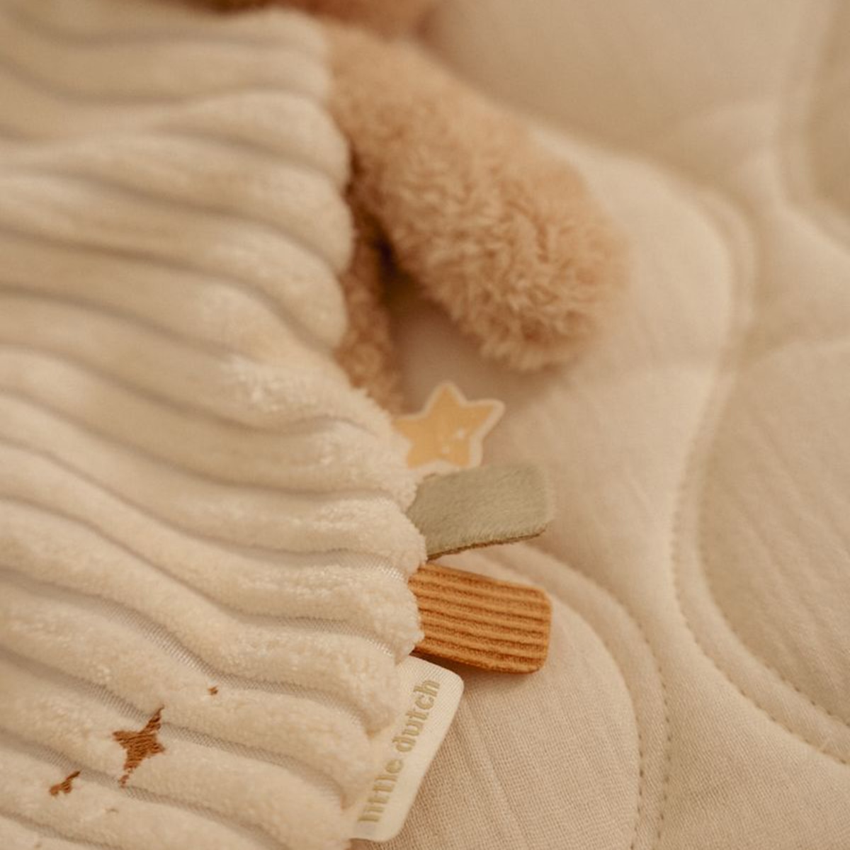Doudou coelhinho Little Dutch com texturas coleção Newborn Naturals Bege Serra-2