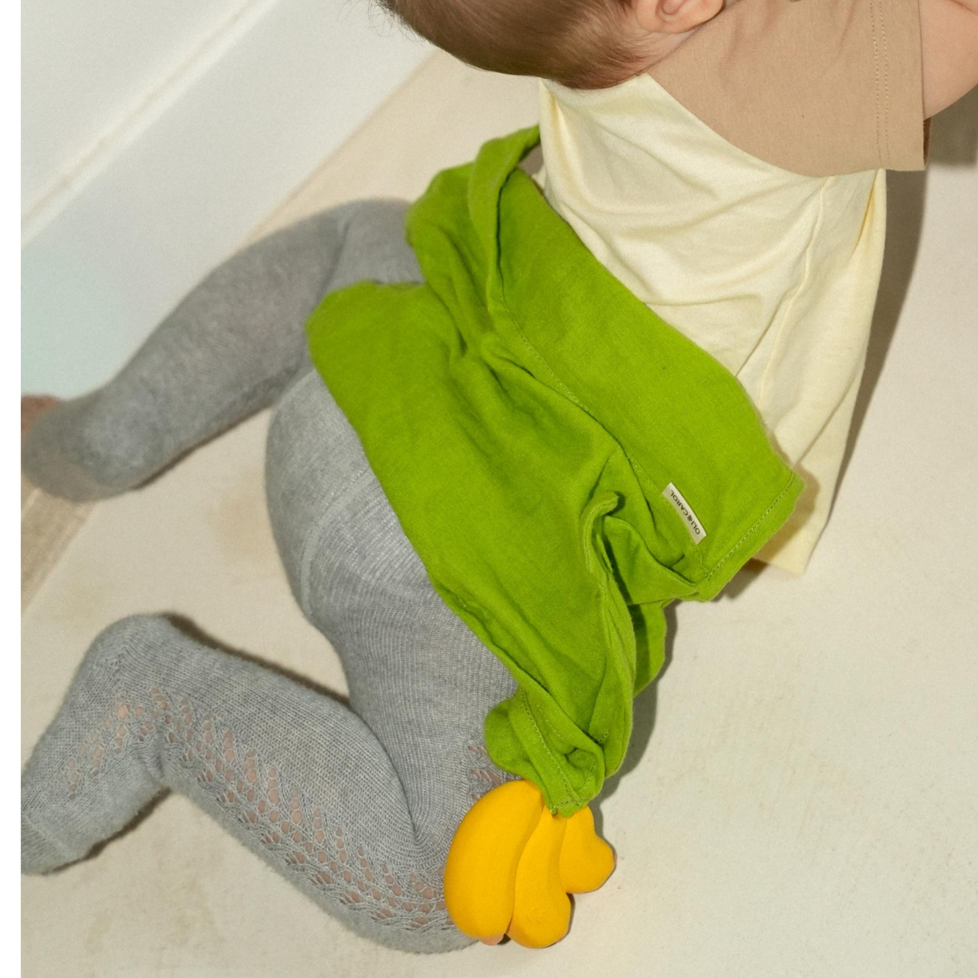 Doudou Maxi de Borracha Natural e Algodão Orgânico - Banana Multicolor-4