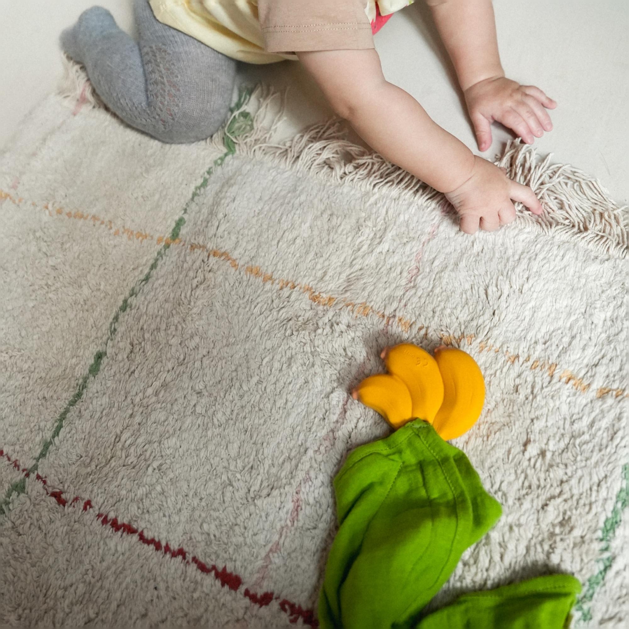 Doudou Maxi de Borracha Natural e Algodão Orgânico - Banana Multicolor-5