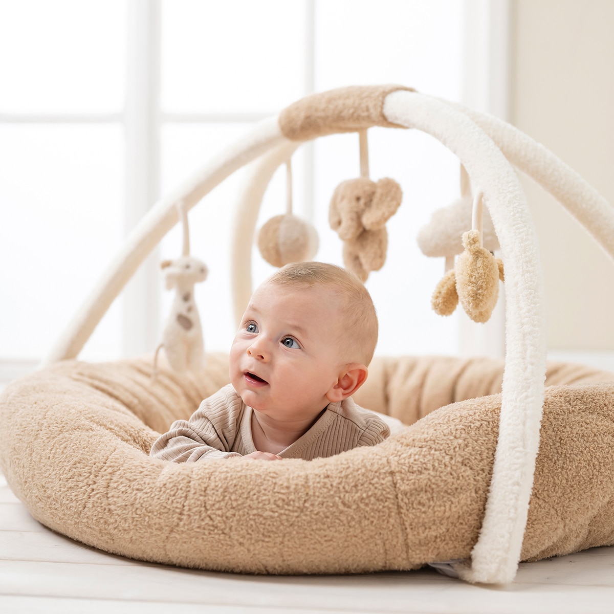 Manta actividades con arco Nattou acolchado plus colección Teddy Caramelo-2