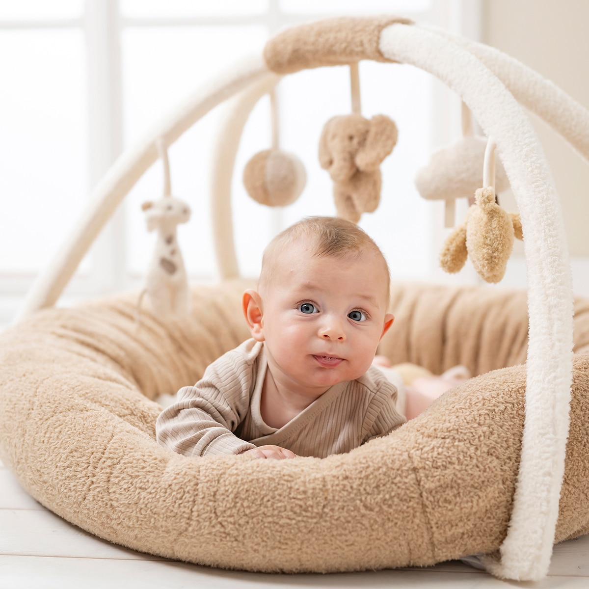 Manta actividades con arco Nattou acolchado plus colección Teddy Caramelo-3