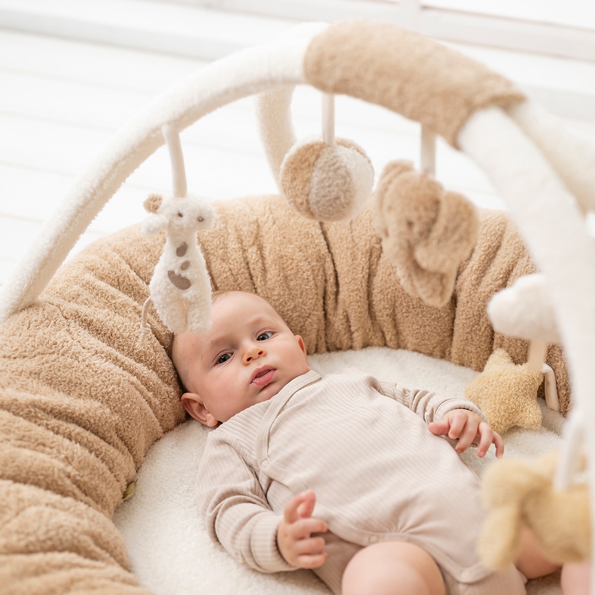 Manta actividades con arco Nattou acolchado plus colección Teddy Caramelo-4