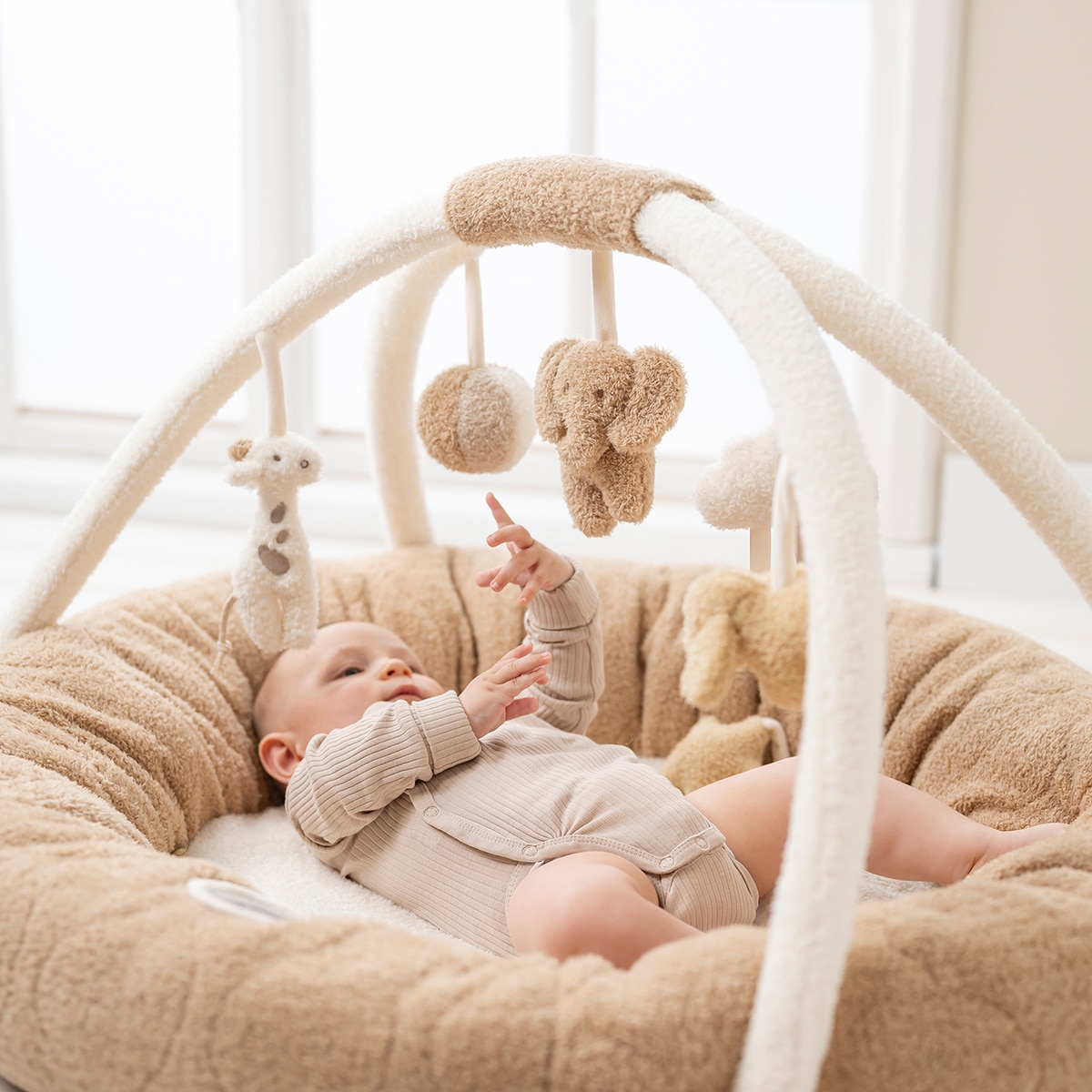 Manta actividades con arco Nattou acolchado plus colección Teddy Caramelo-6
