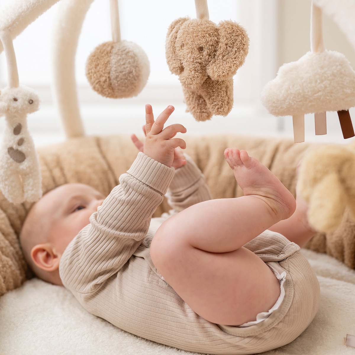 Manta actividades con arco Nattou acolchado plus colección Teddy Caramelo-7