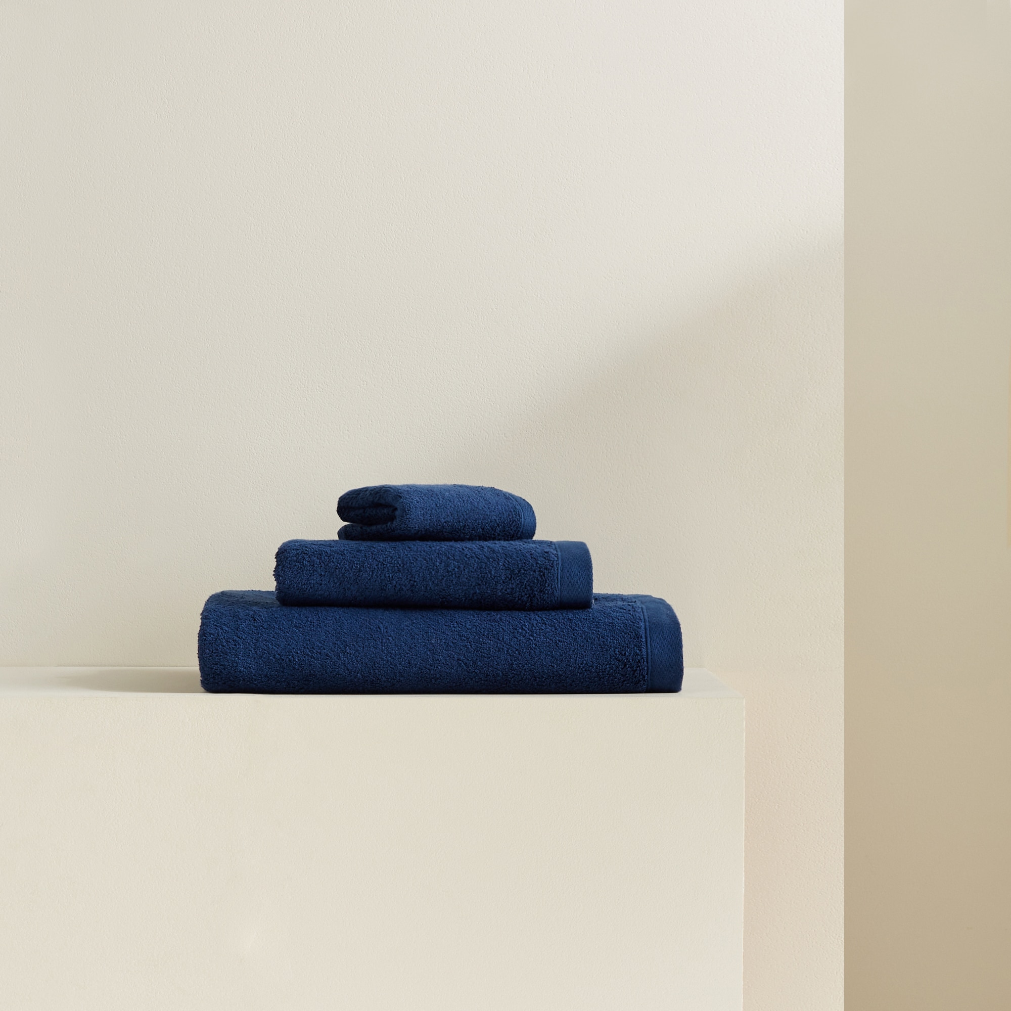 Toalla de baño algodón extrapeinado 550 gr/m2 Kashmir El Corte Inglés - Azul marino Tocador Azul marino-1