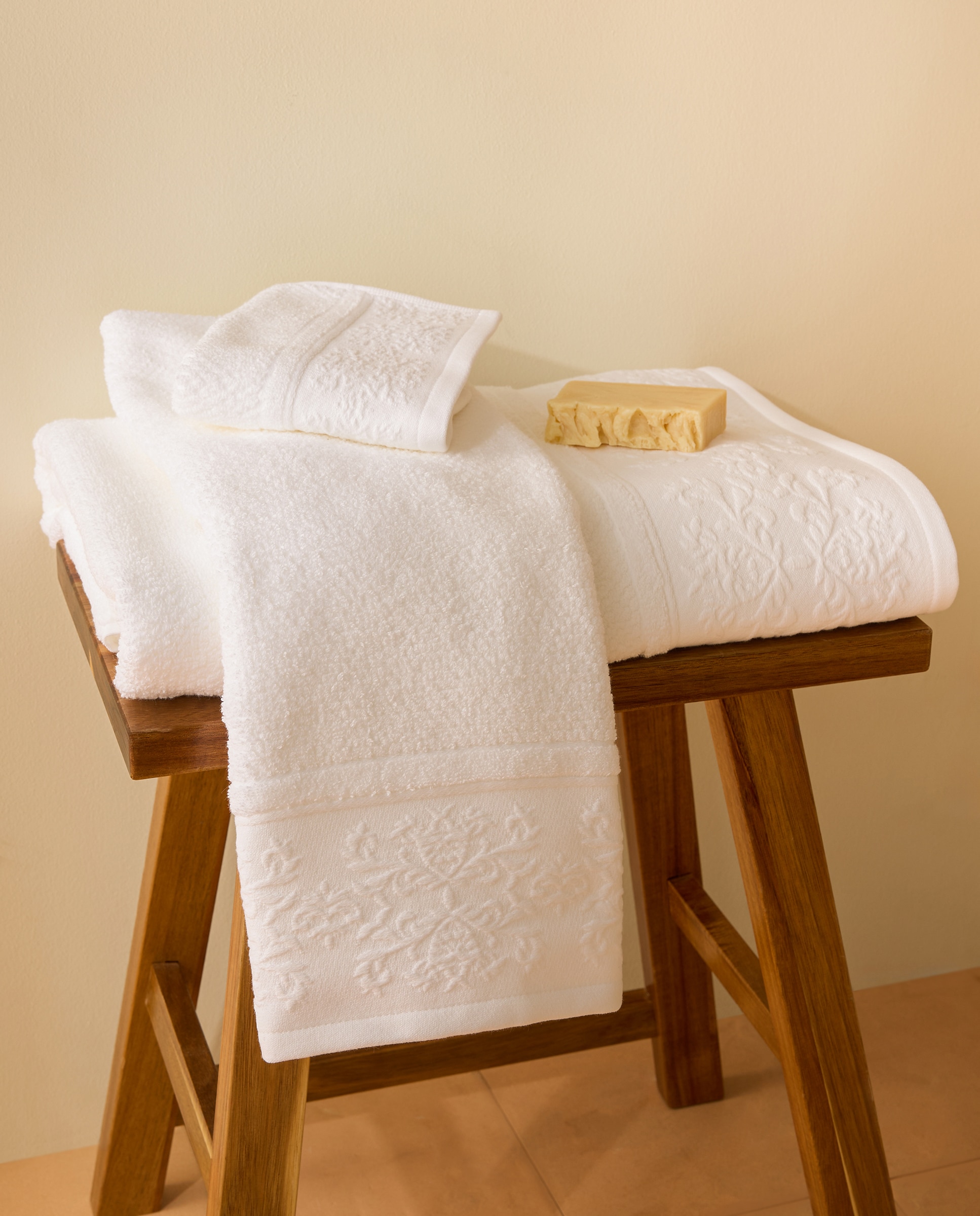 Toalla de baño algodón 550 gr/m2 Baroque - Blanco Tocador Blanco-1