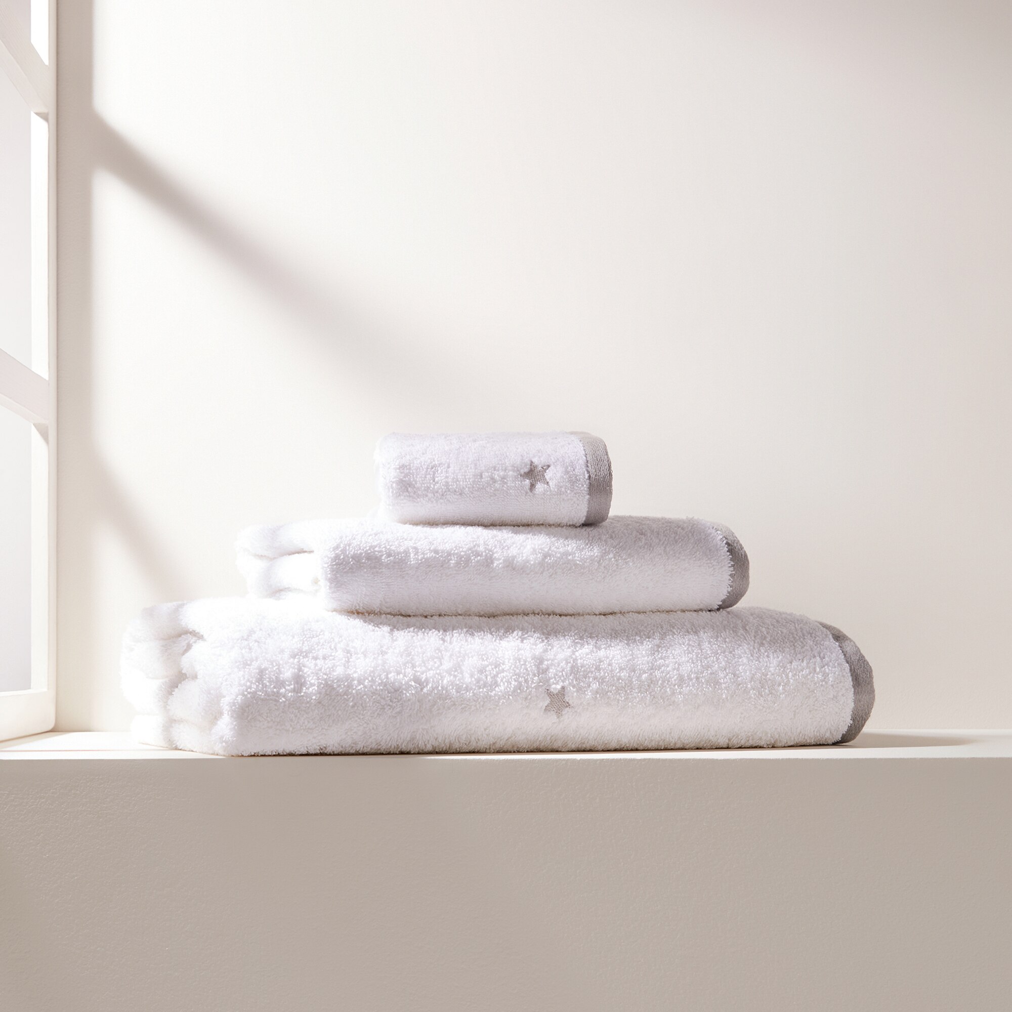 Toalla infantil de baño algodón 550 gr/m2 Stellar Mini Home - El Corte Inglés - Gris Tocador Gris-1