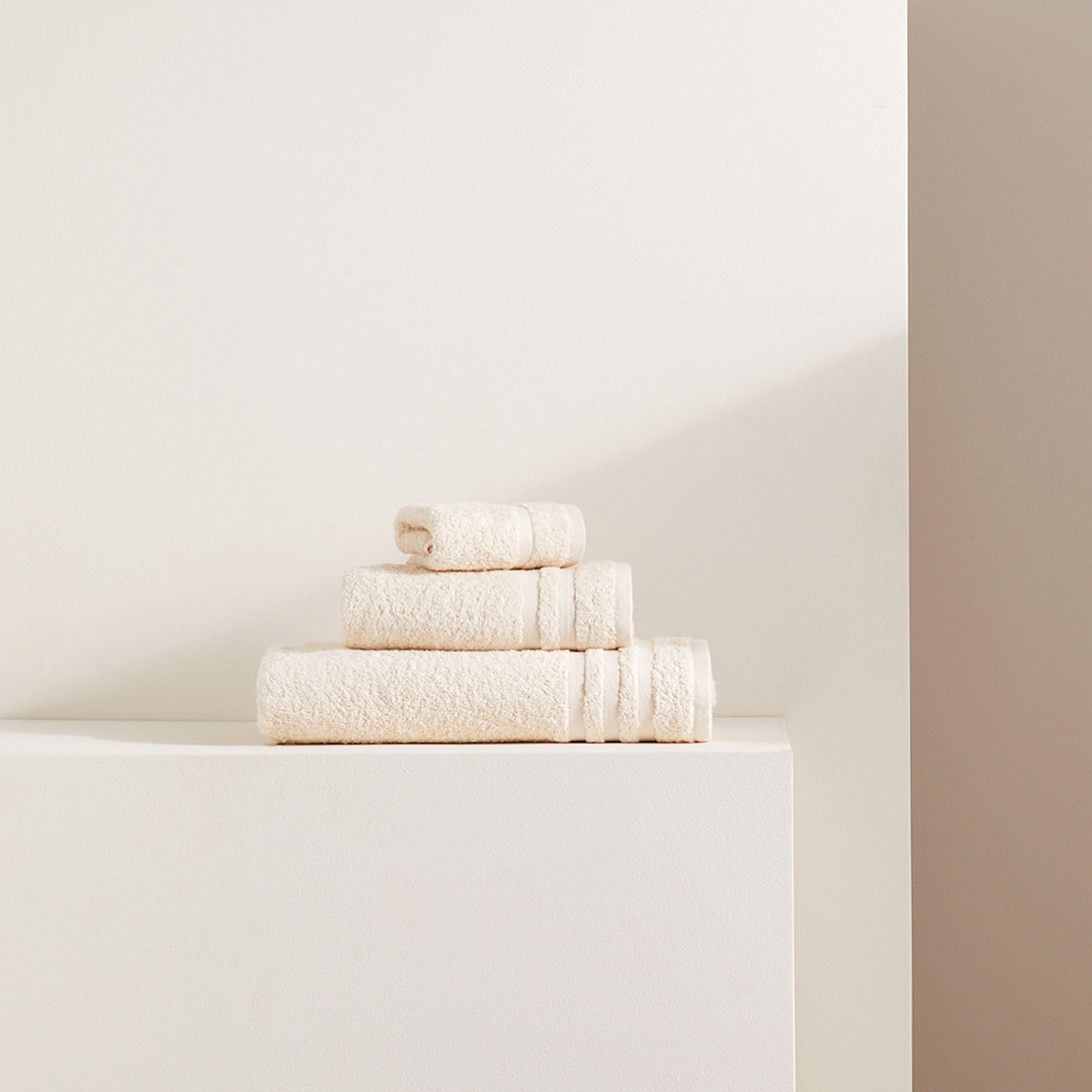 Basics El Corte Inglés - Toalla de baño algodón 450 gr-m2 Zafiro Basics El Corte Inglés.