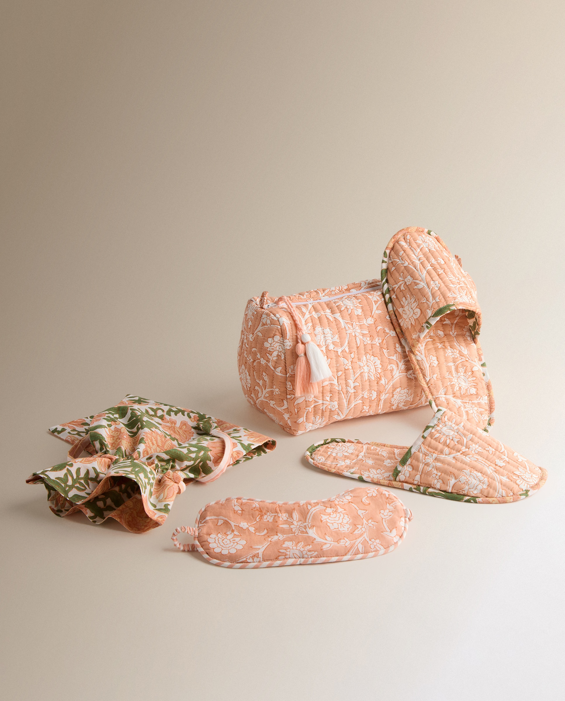 Imagem 0 de Conjunto de Máscara, Sapatilhas e Nécessaire