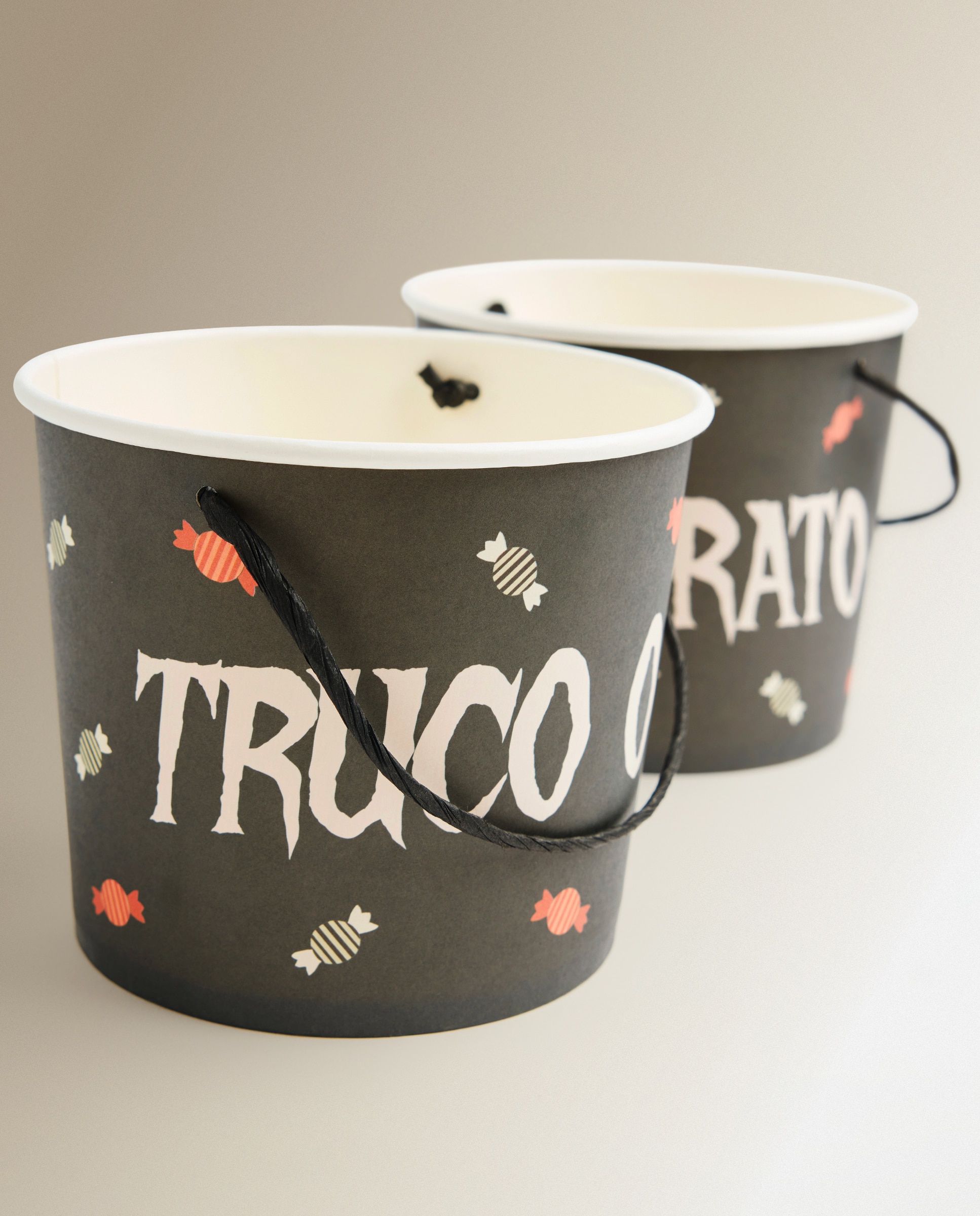 Conjunto de 2 Tigelas Descartáveis para Gomas Travessura Halloween Preto-2