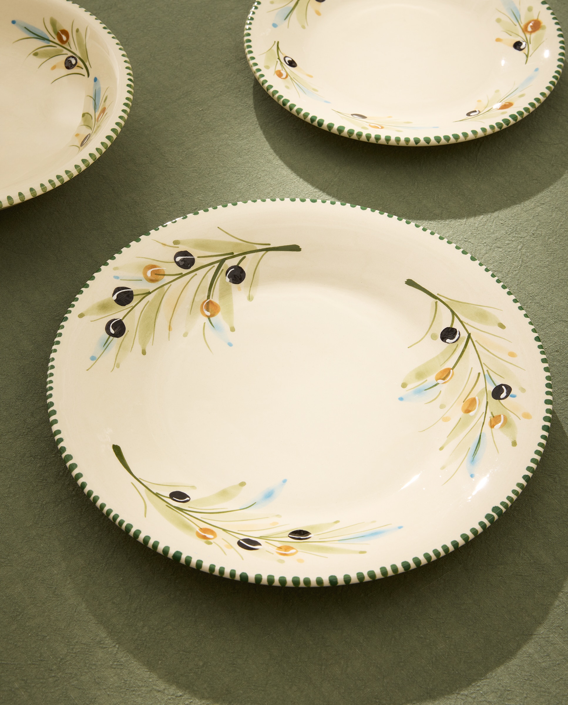 Imagem 0 de Prato Raso Pintado à Mão Olivo