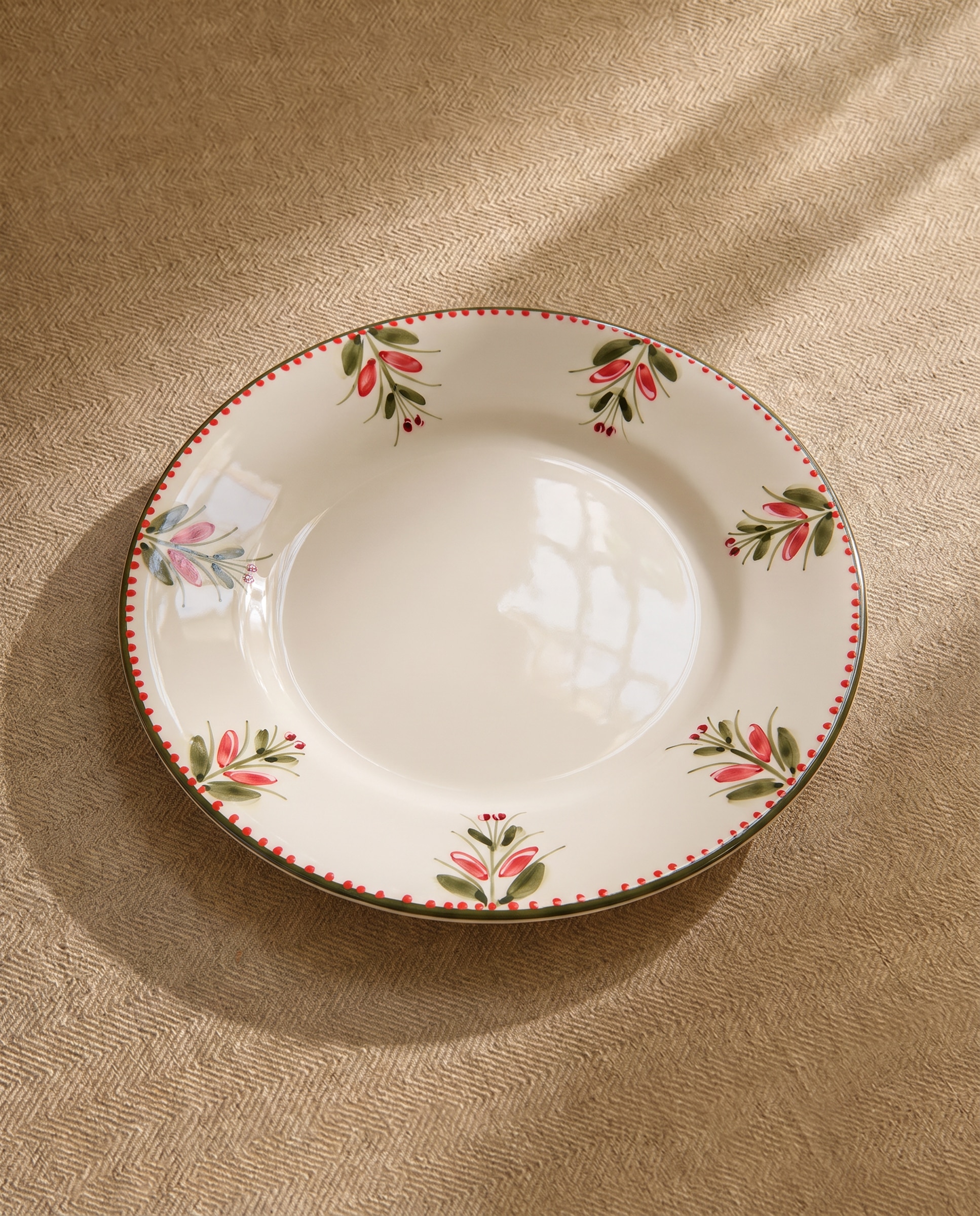 Imagen 0 de Plato llano pintado a mano Inverna Blanco
