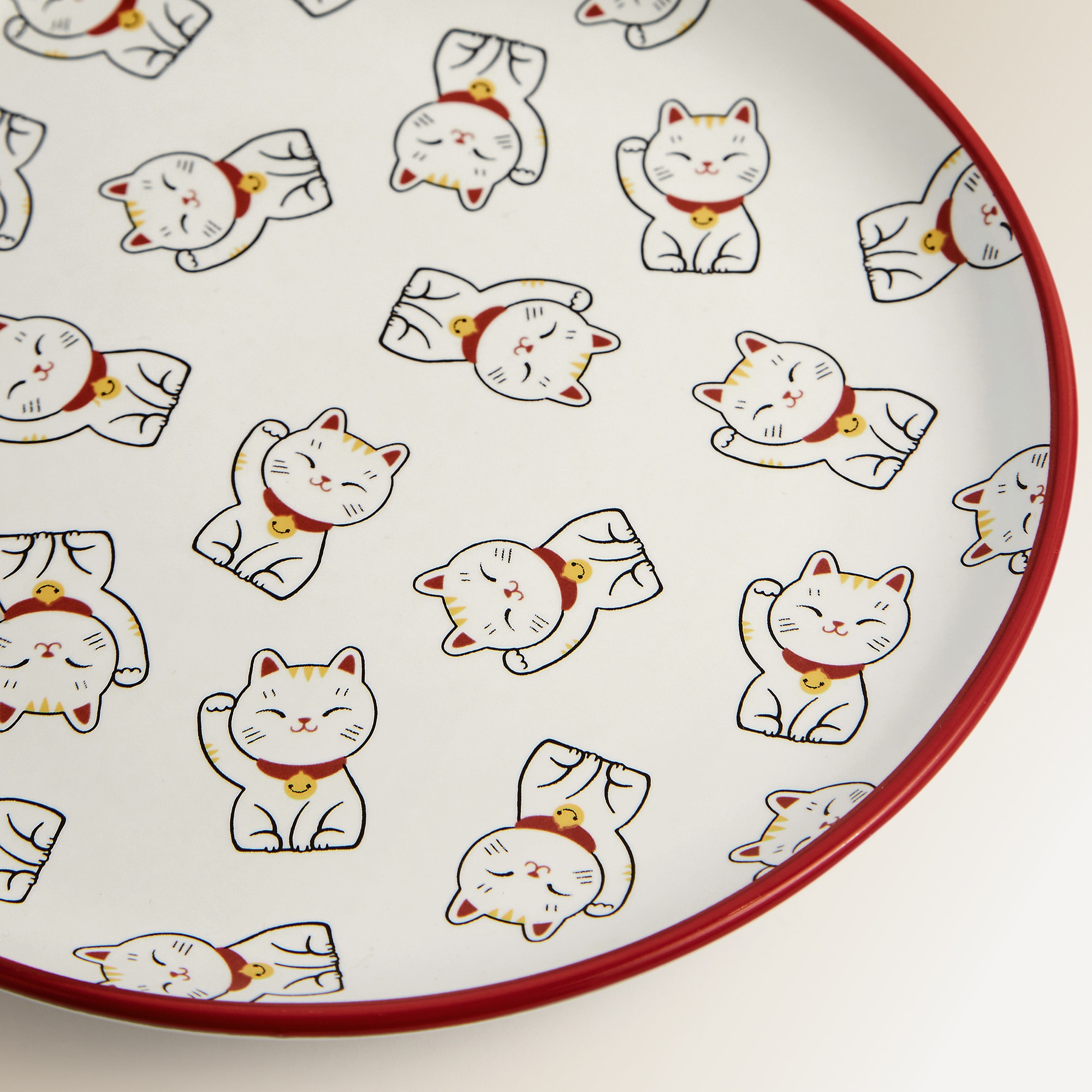 Plato de aperitivo Gatitos con ribete rojo Manekineko Basics El Corte Inglés Blanco-3