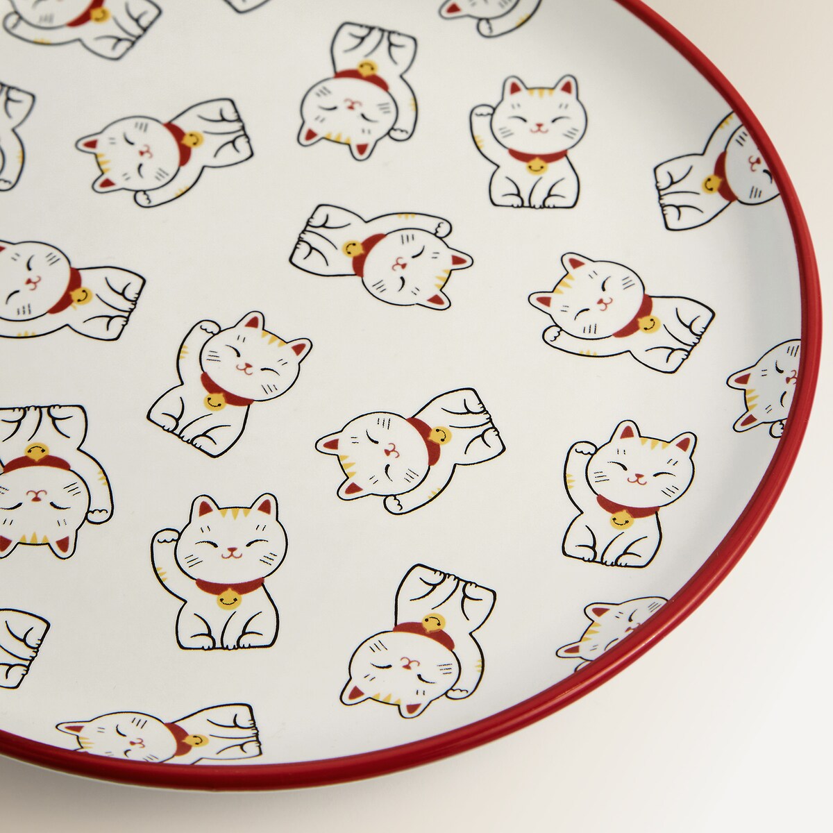 Plato de aperitivo Gatitos con ribete rojo Manekineko Basics El Corte Inglés Blanco-4