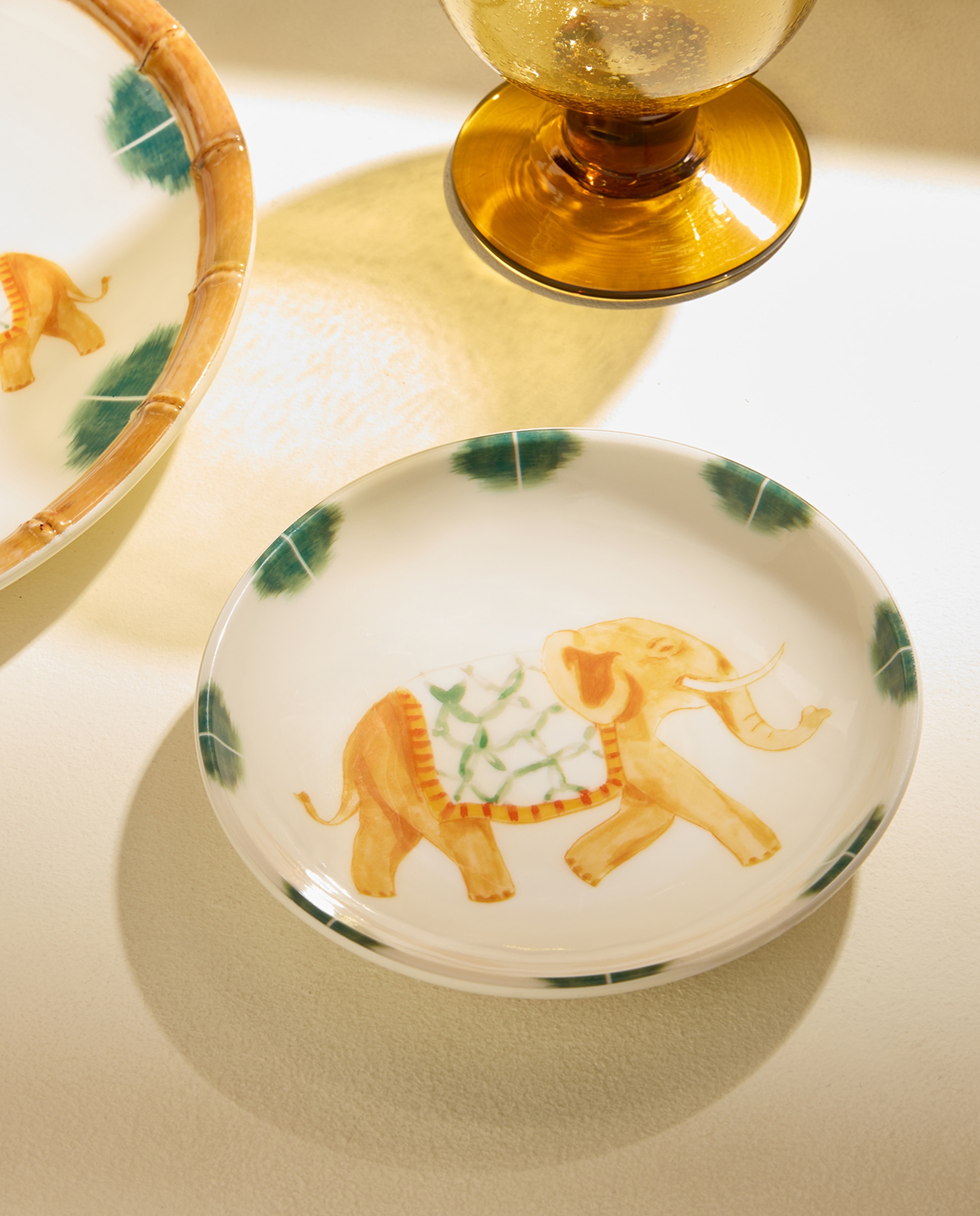 Imagen 0 de Plato de pan para exterior Elefante Amali Pet Multicolor