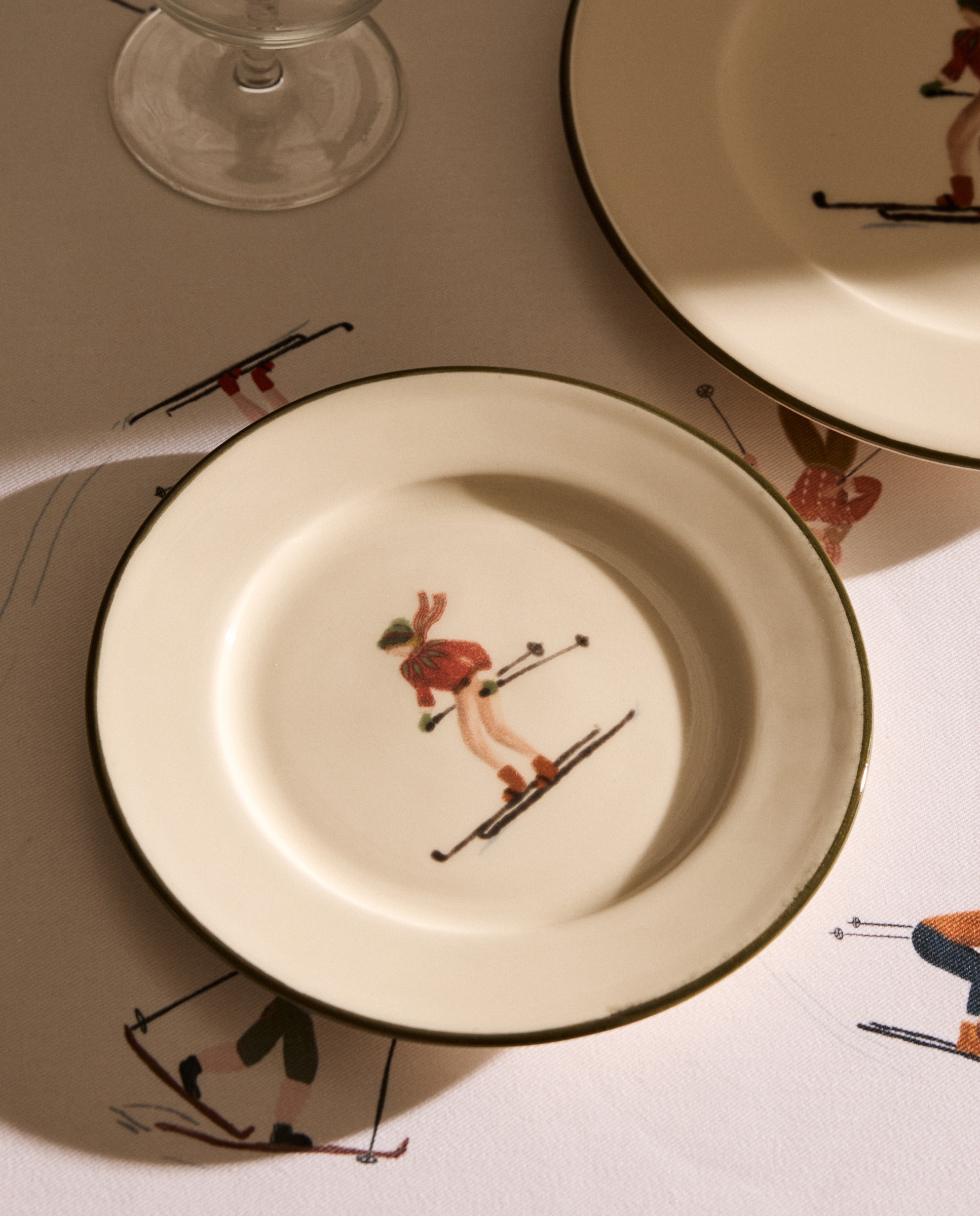 Imagen 0 de Plato de pan Esquiador verde Alpes Navidad Blanco