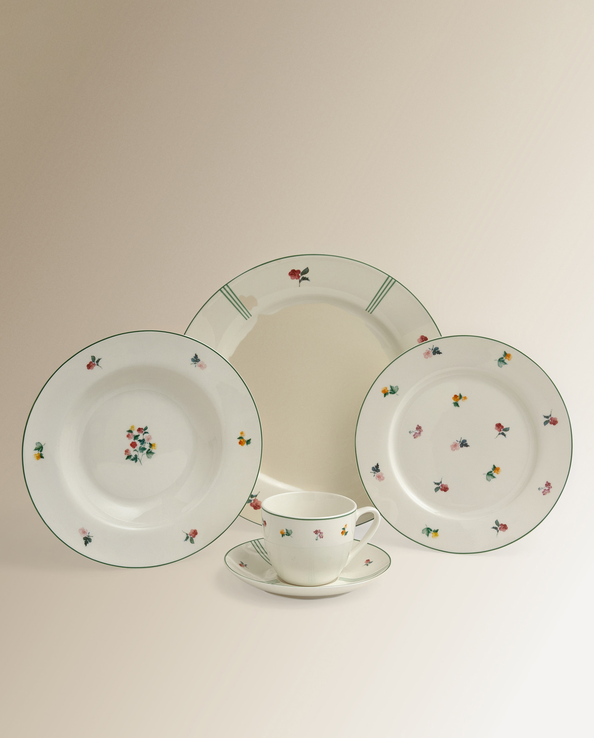 Conjunto de Chávena de Chá com Prato Fiore Branco-3