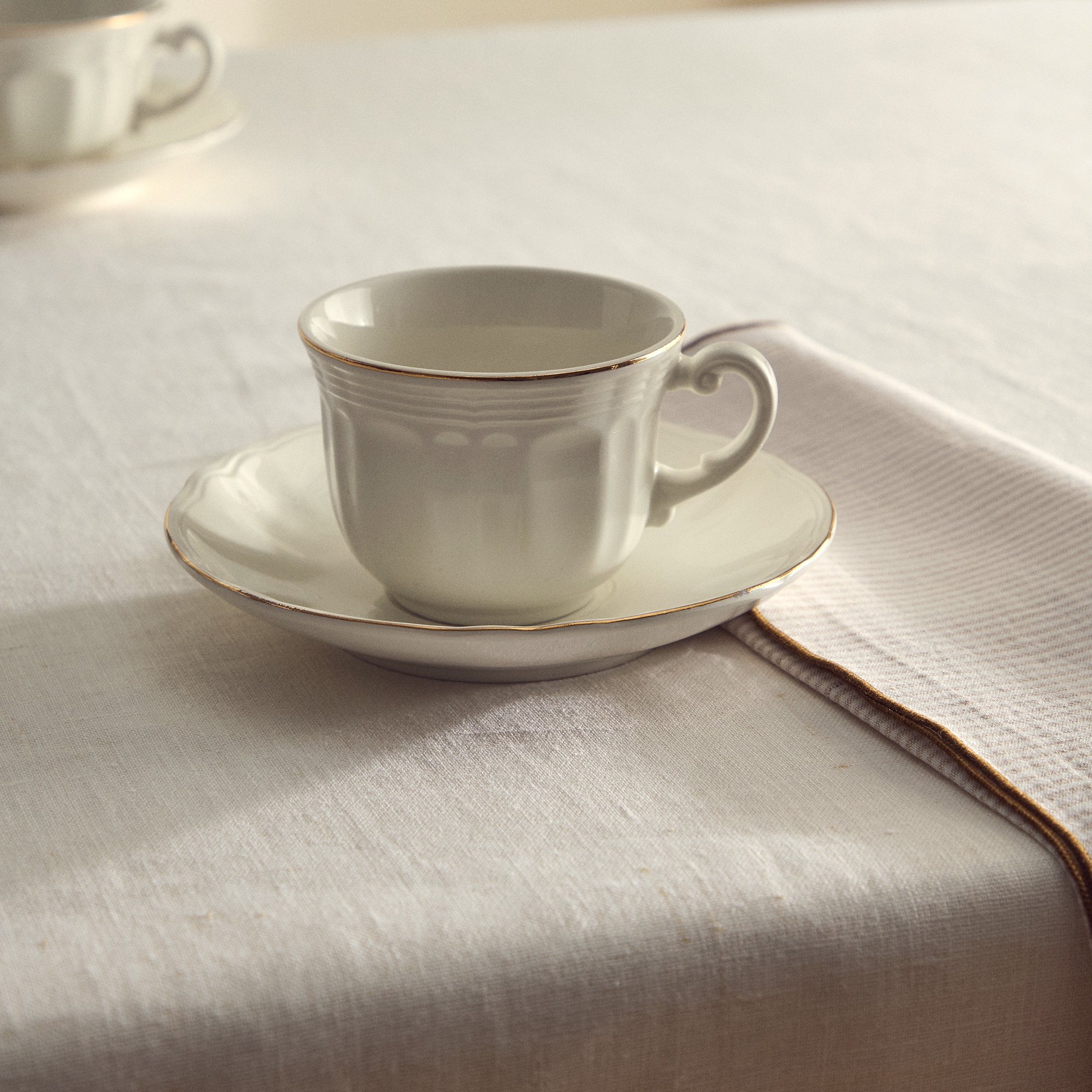 Chávena de Chá com Prato Fio Dourado Branco-1