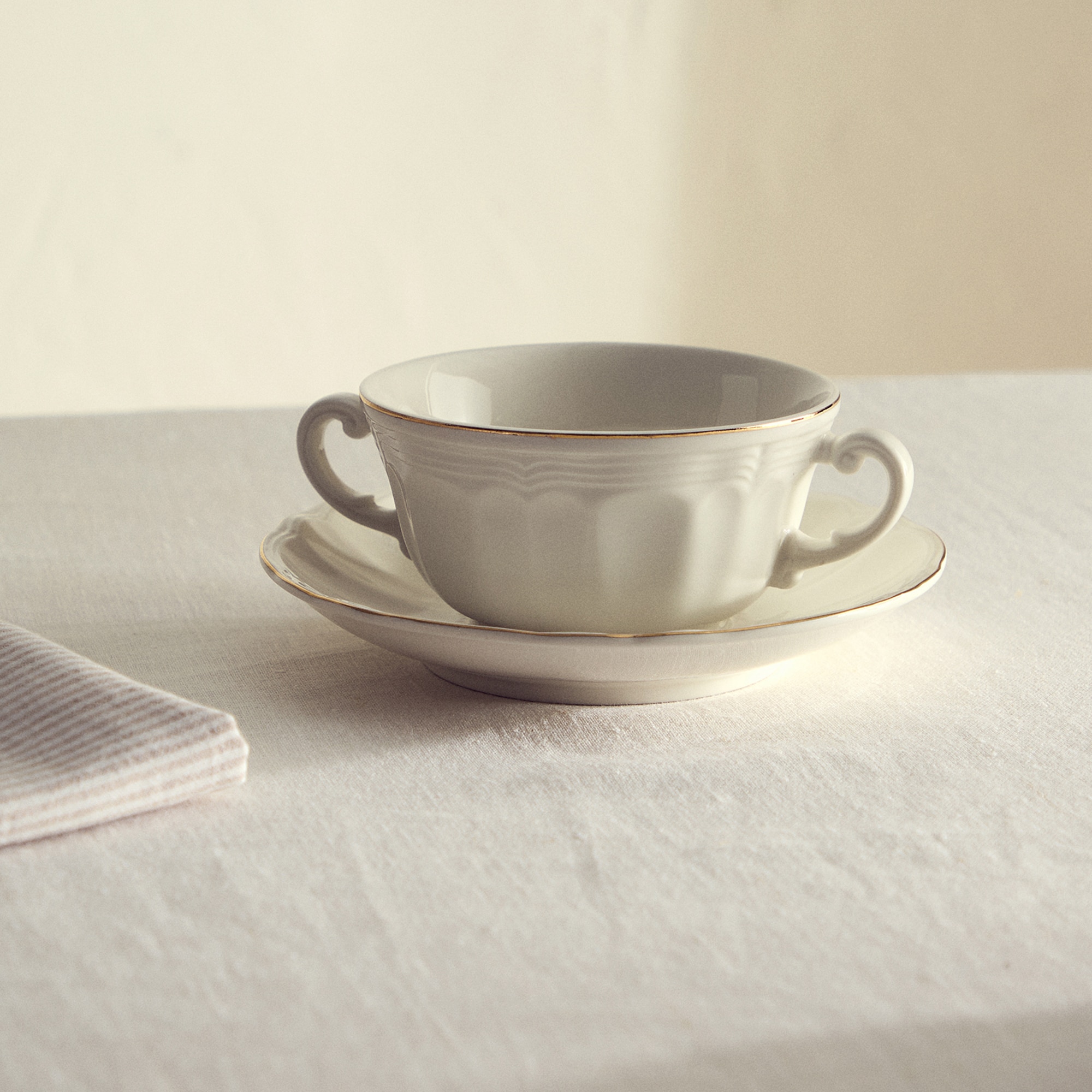 Chávena de Consommé com Prato Fio Dourado Branco-1