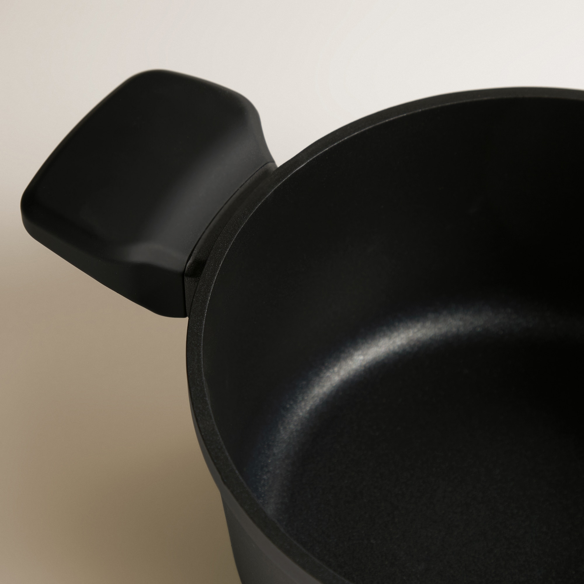 Cacerola de aluminio fundido Basics El Corte Inglés Negro-3