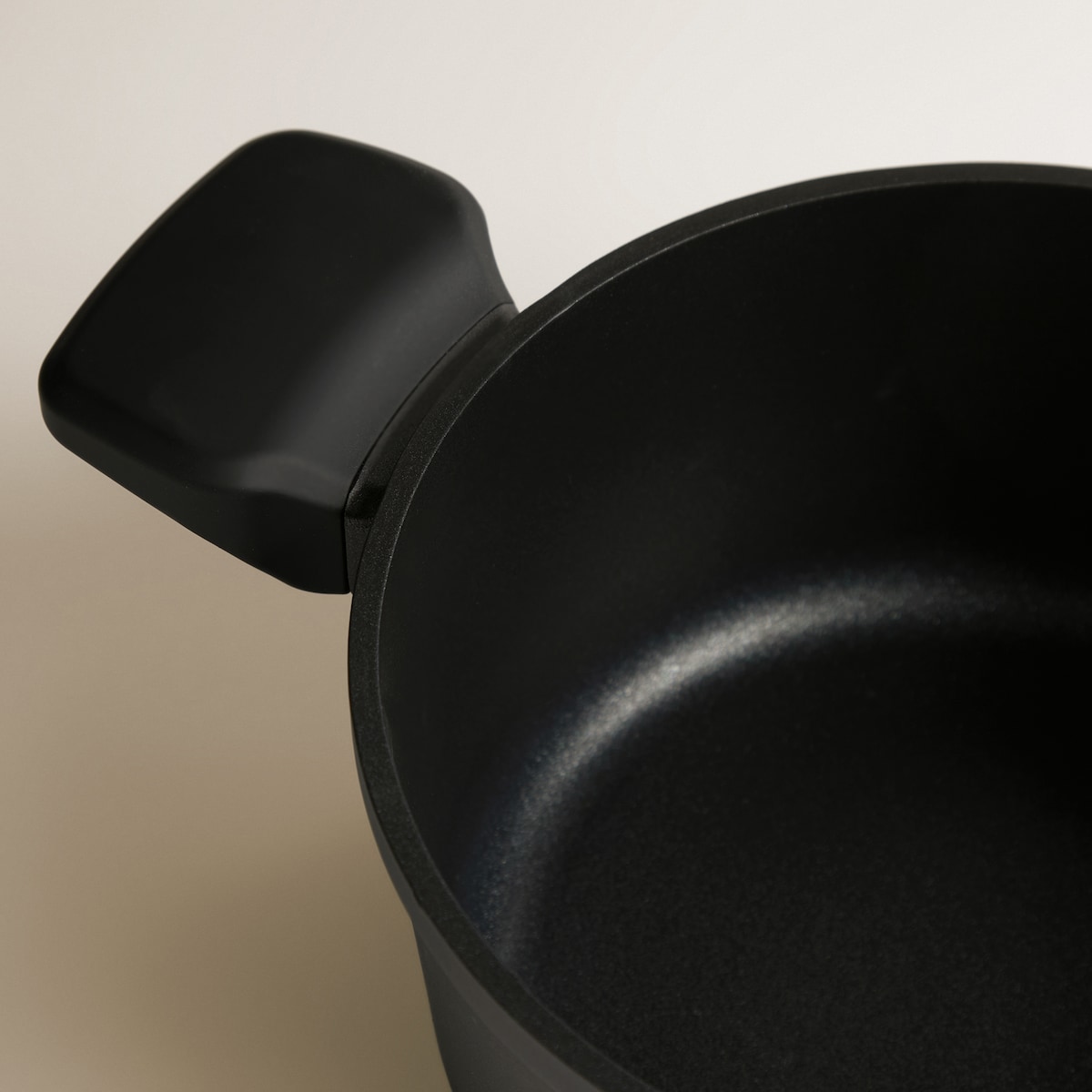 Cacerola de aluminio fundido Basics El Corte Inglés Negro-3