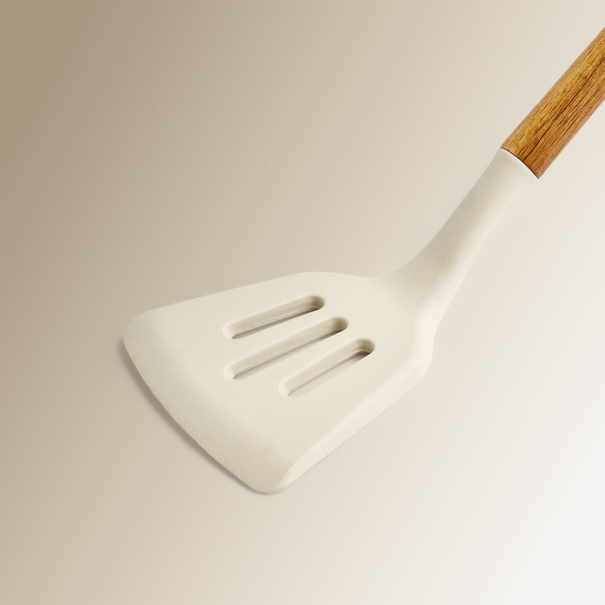 Espátula ranhurada de silicone e madeira de acácia Cru-2