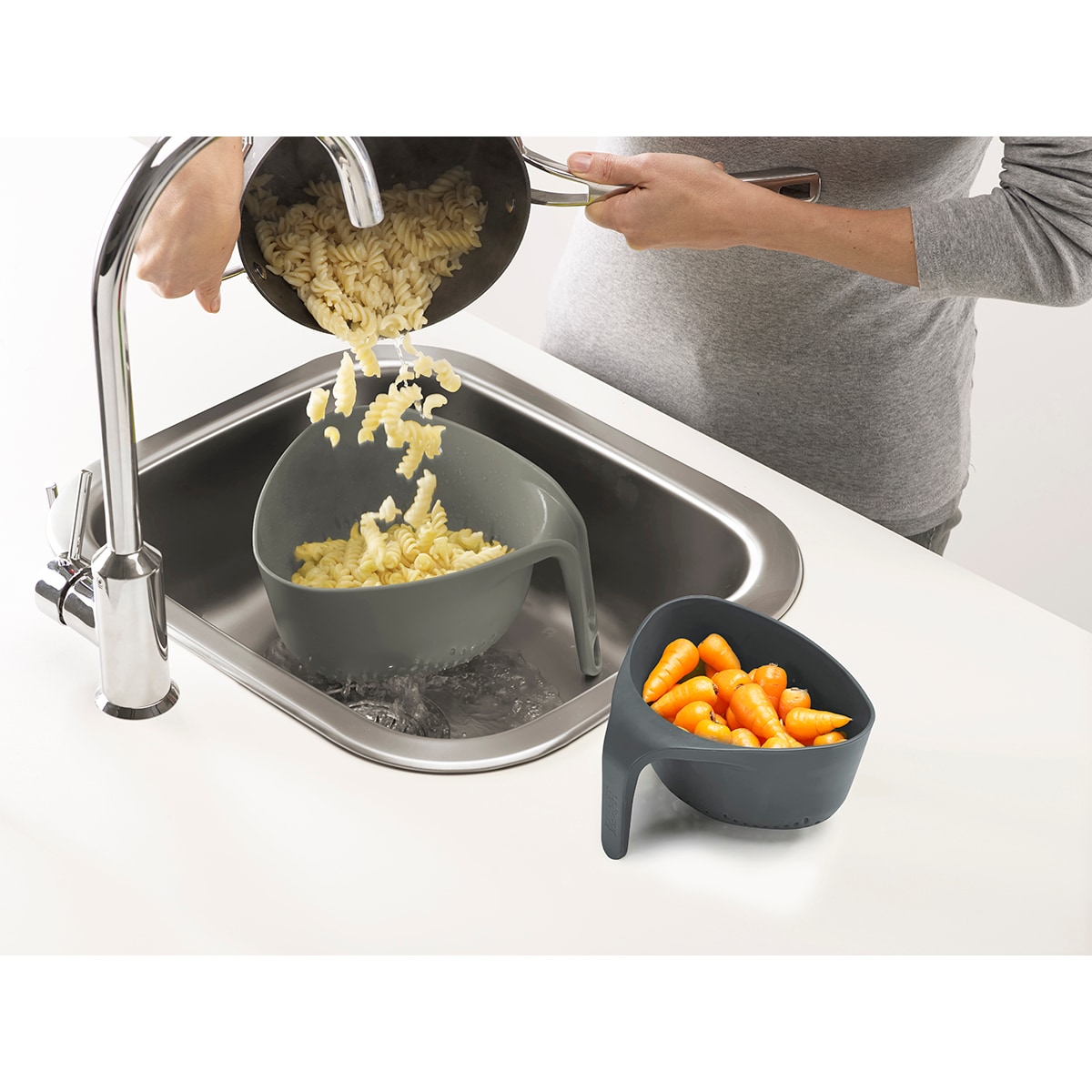 Set de 2 coladores Colander Joseph Joseph Gris-3