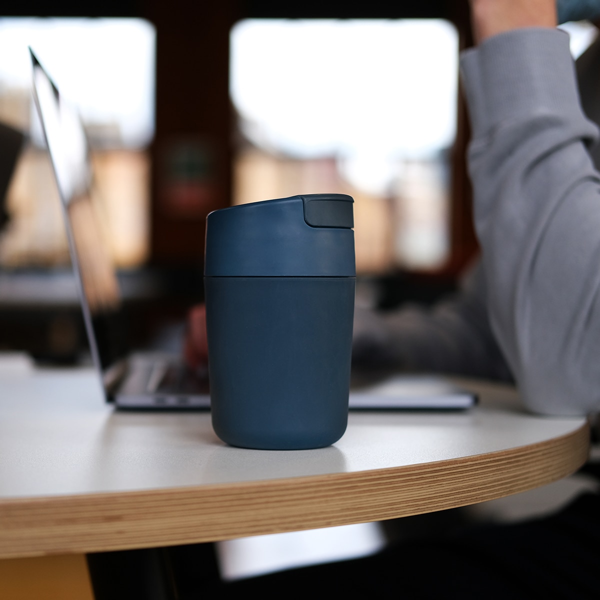Taza mug para llevar con tapa abatible SippTM Joseph Joseph - Azul Azul-11