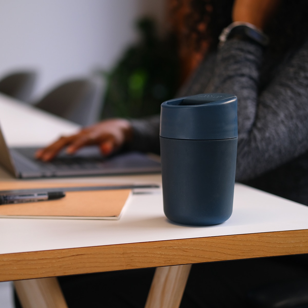 Taza mug para llevar con tapa abatible SippTM Joseph Joseph - Azul Azul-12