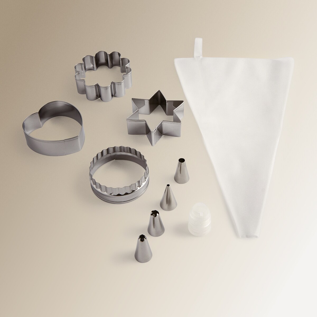 Set 4 cortadores + 4 boquillas + 1 adaptador + 1 manga pastelera El Corte Inglés Acero-2