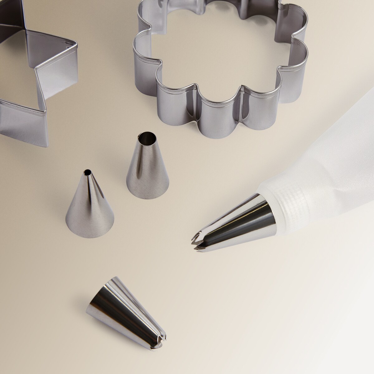 Set 4 cortadores + 4 boquillas + 1 adaptador + 1 manga pastelera El Corte Inglés Acero-4