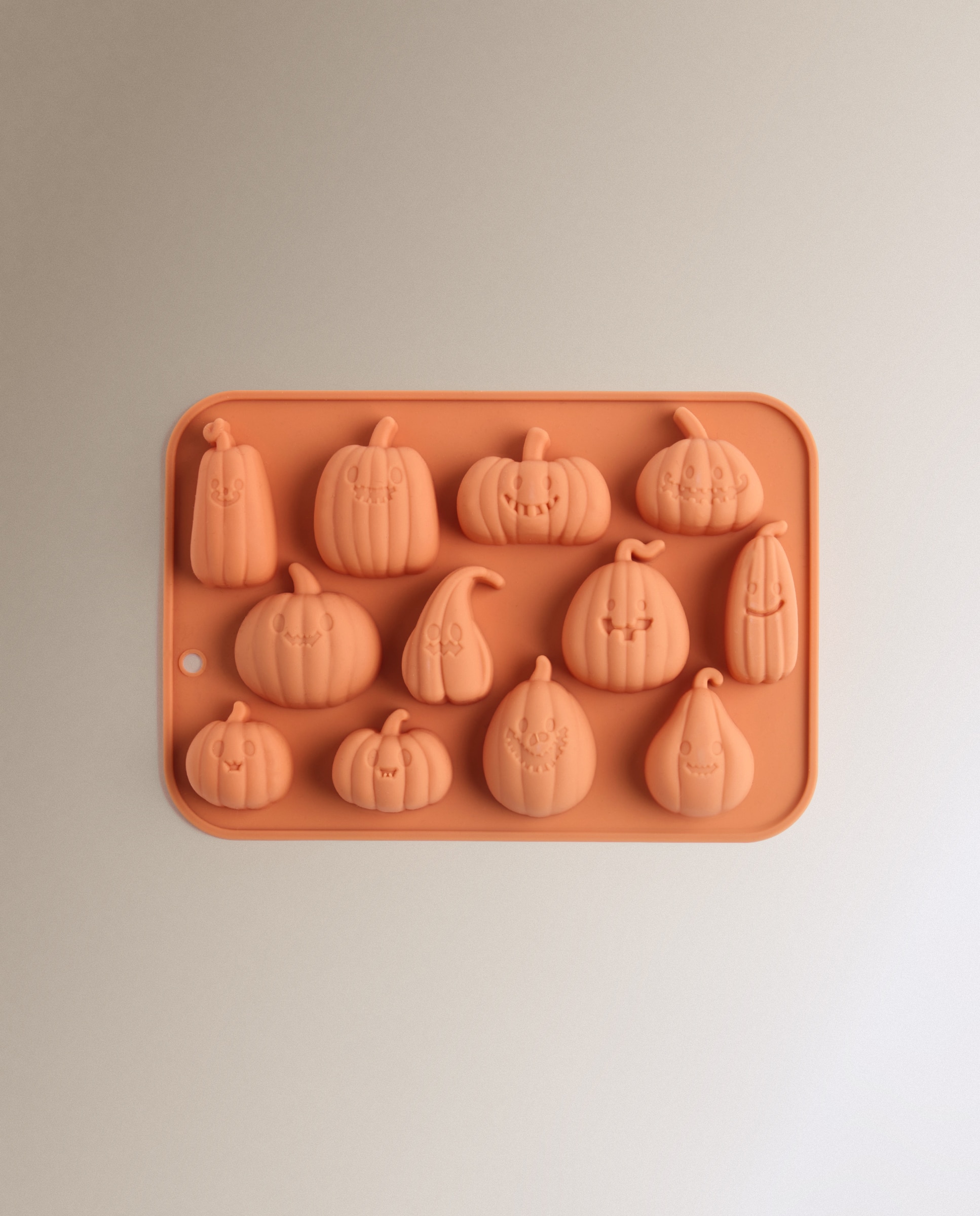 Imagem 0 de Molde de Silicone para 12 Unidades Abóboras Halloween