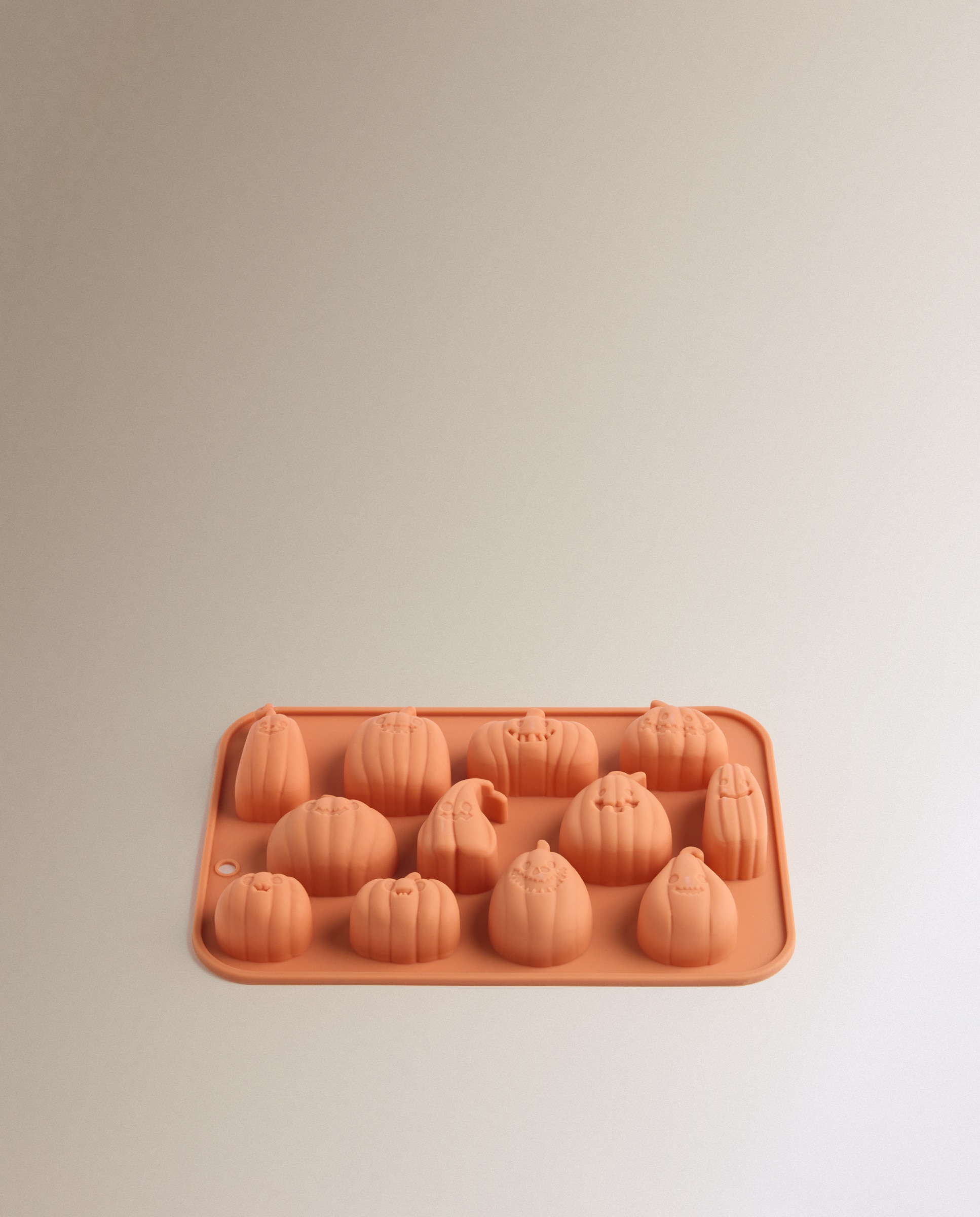 Molde de Silicone para 12 Unidades Abóboras Halloween Laranja-2