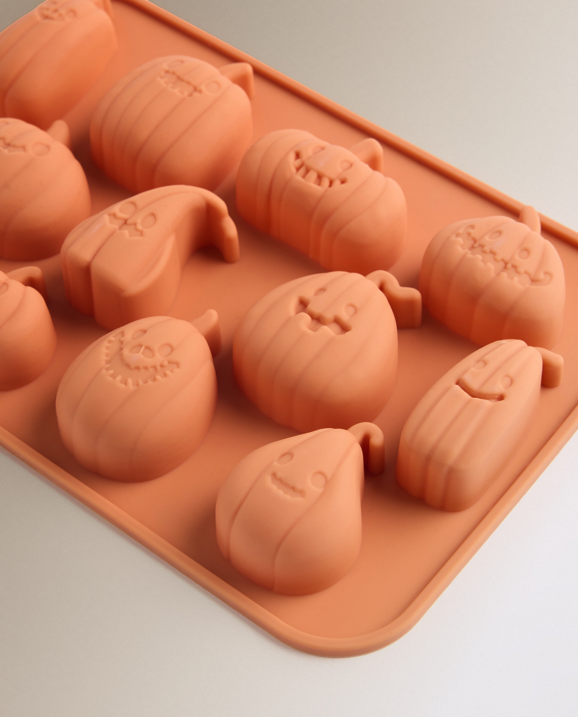 Molde de Silicone para 12 Unidades Abóboras Halloween Laranja-3
