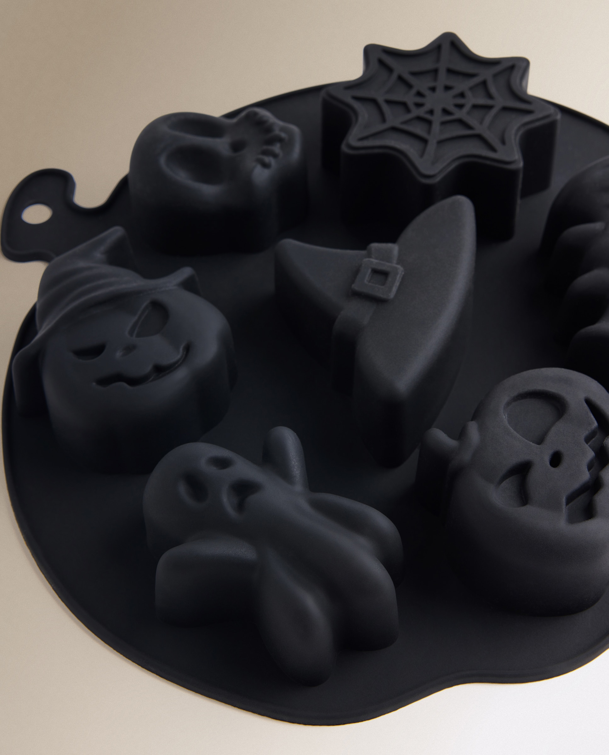 Molde de Silicone para 7 Unidades Multiformas Halloween Preto-3