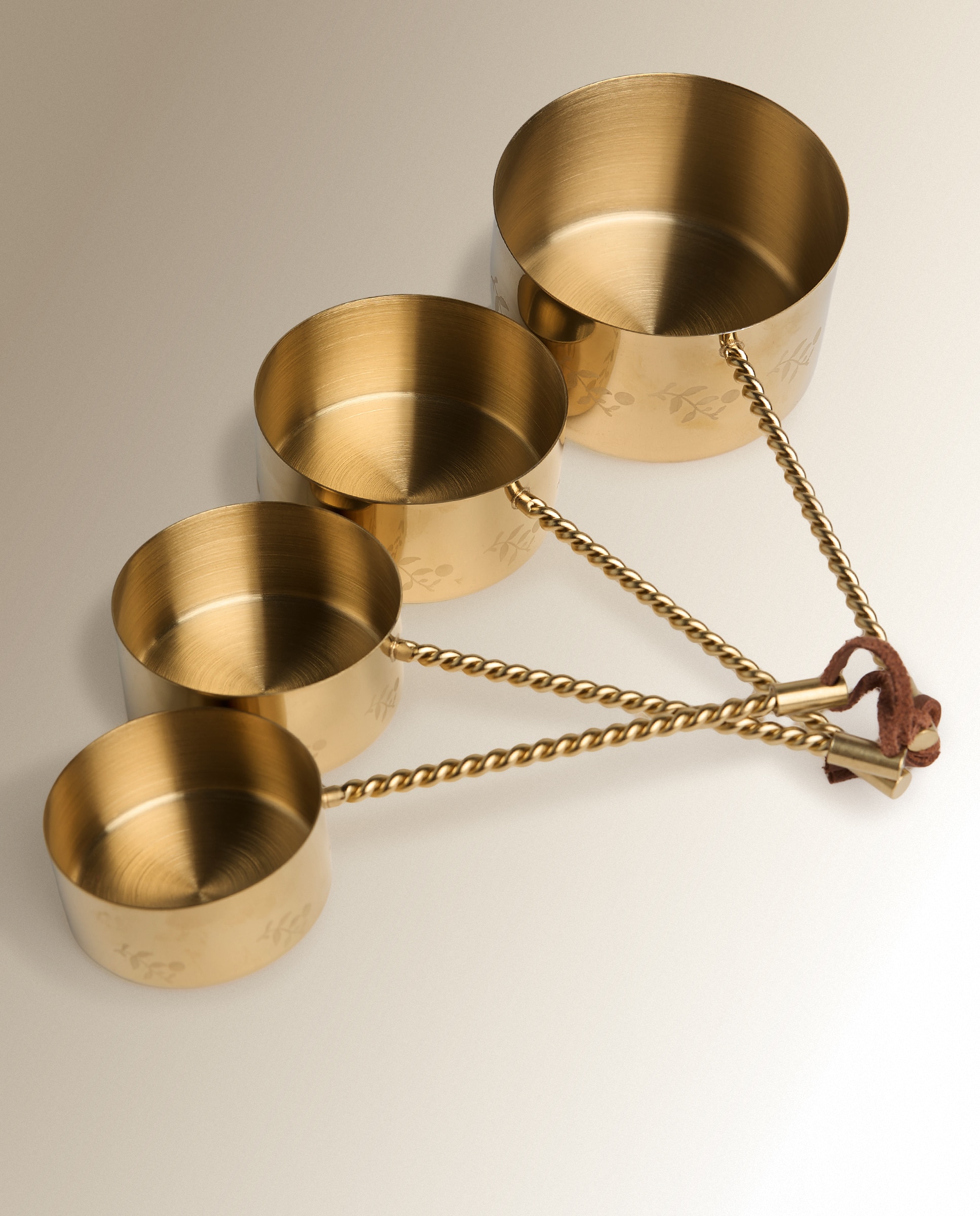 Imagen 1 de Set de 4 cucharas medidoras de metal doradas Dorado