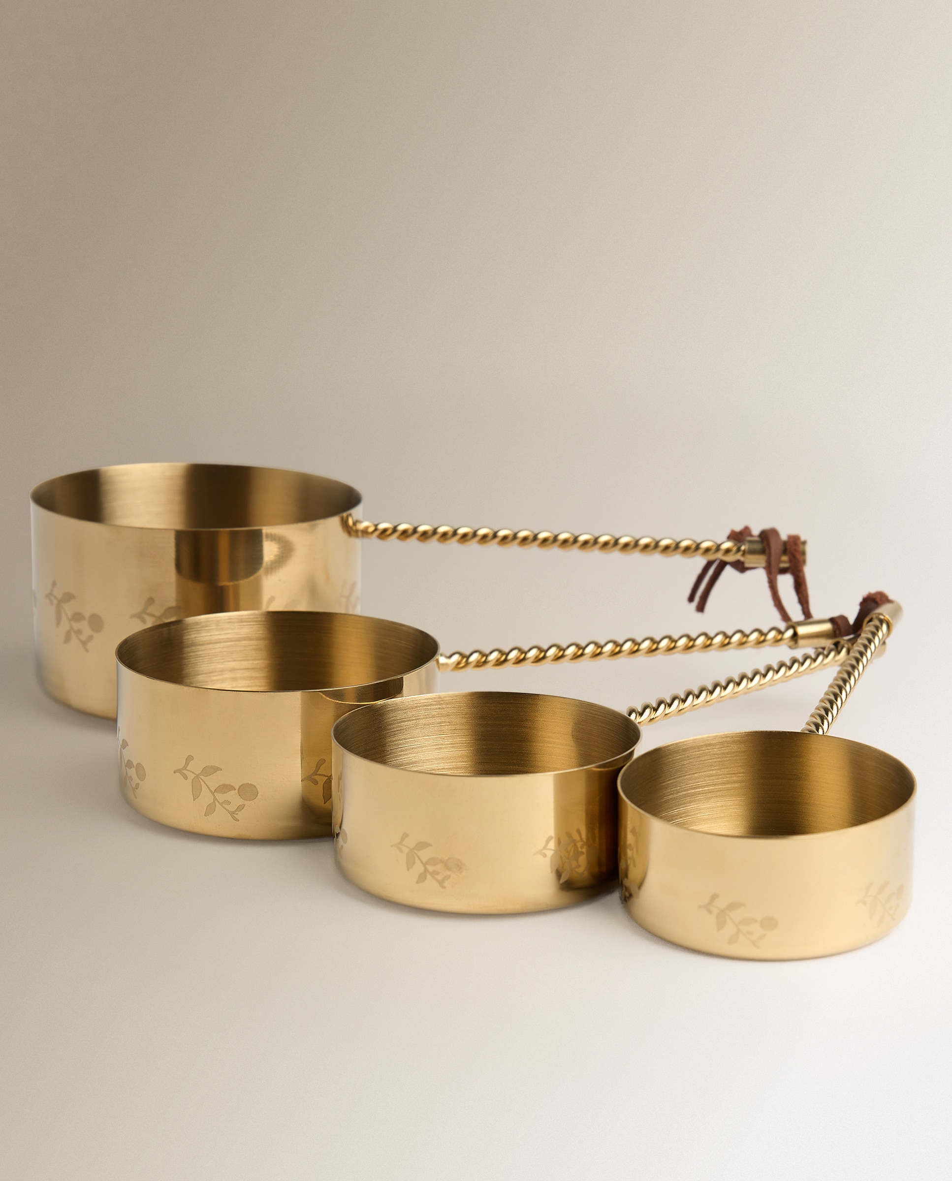 Imagen 4 de Set de 4 cucharas medidoras de metal doradas - Dorado Dorado