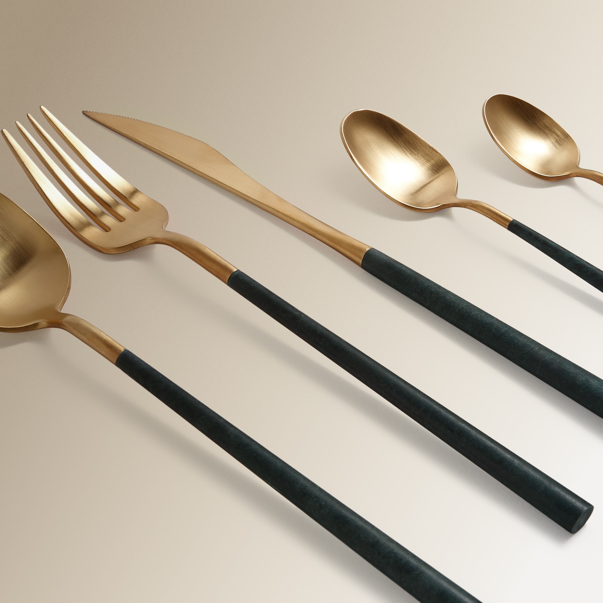 Garfo de mesa Neo Ouro-2