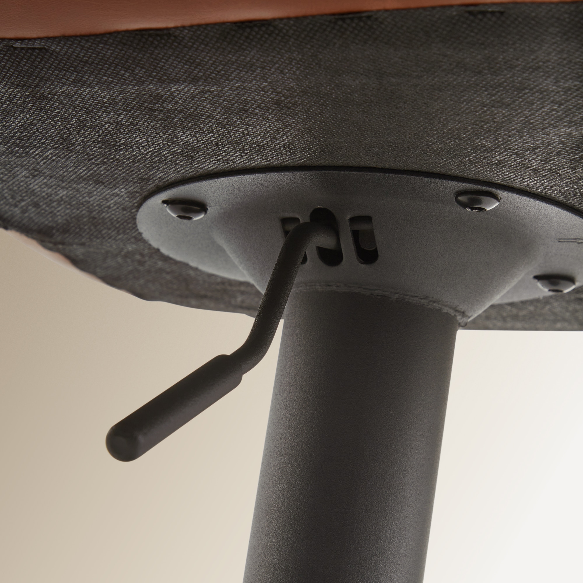 Banco Alto Ajustável Tomy Camel-9