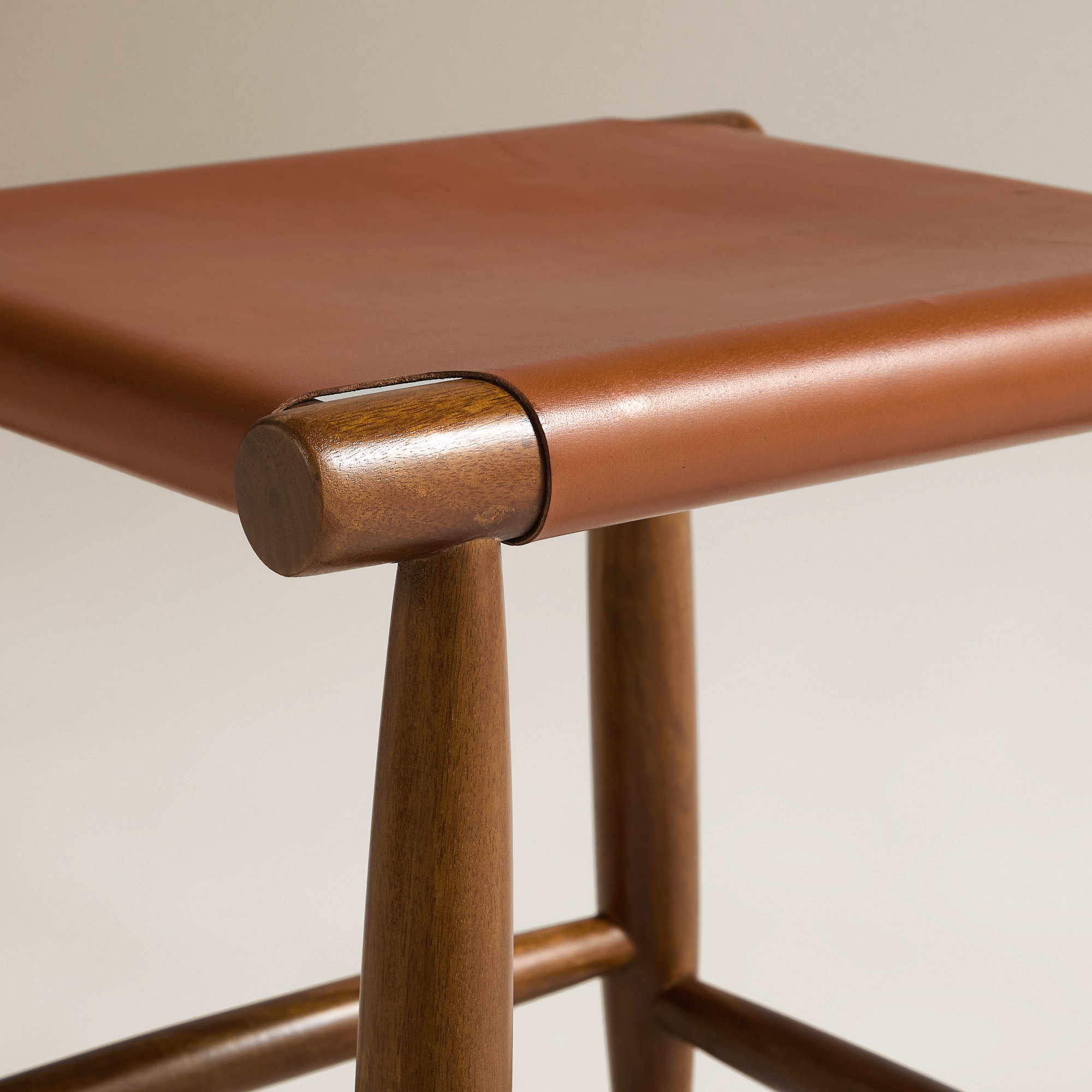 Banco de Madeira de Acácia e Pele Rusty Nogueira-5