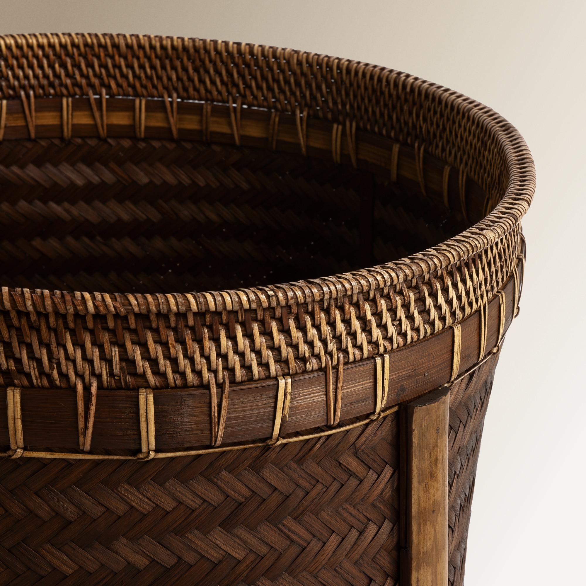 Cesta de bambu com pés Laos Chocolate-2