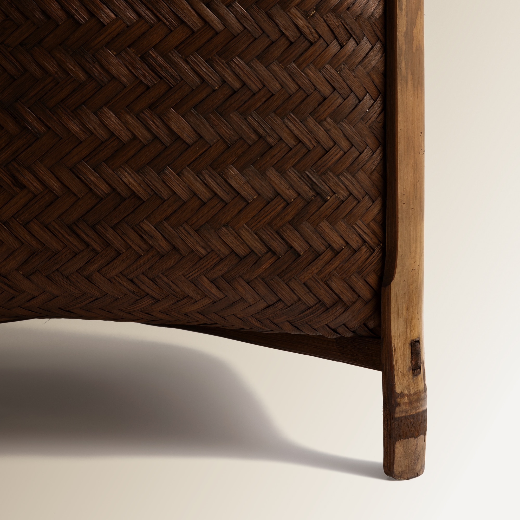 Cesta de bambu com pés Laos Chocolate-3