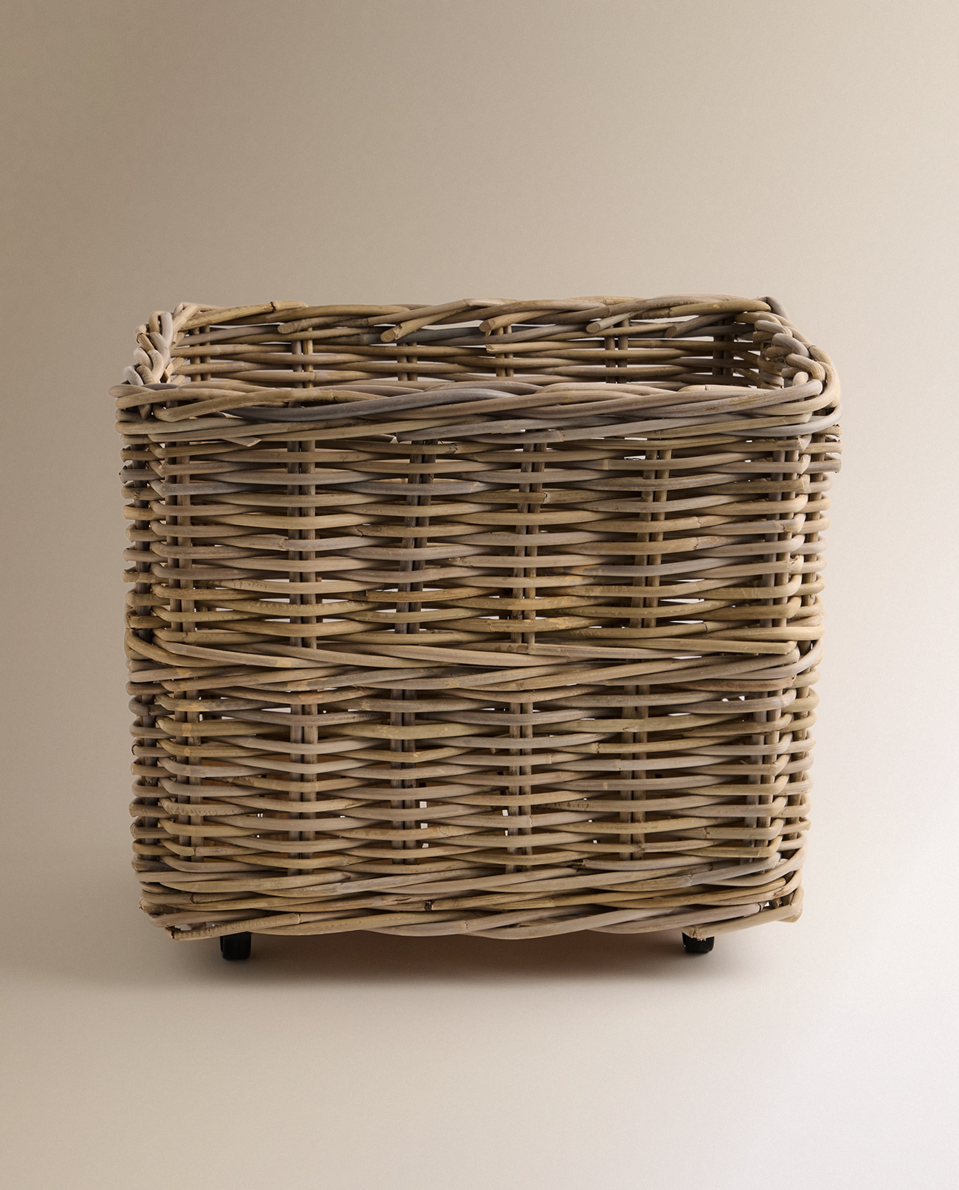 Imagem 0 de Cesta de Rattan com Rodas