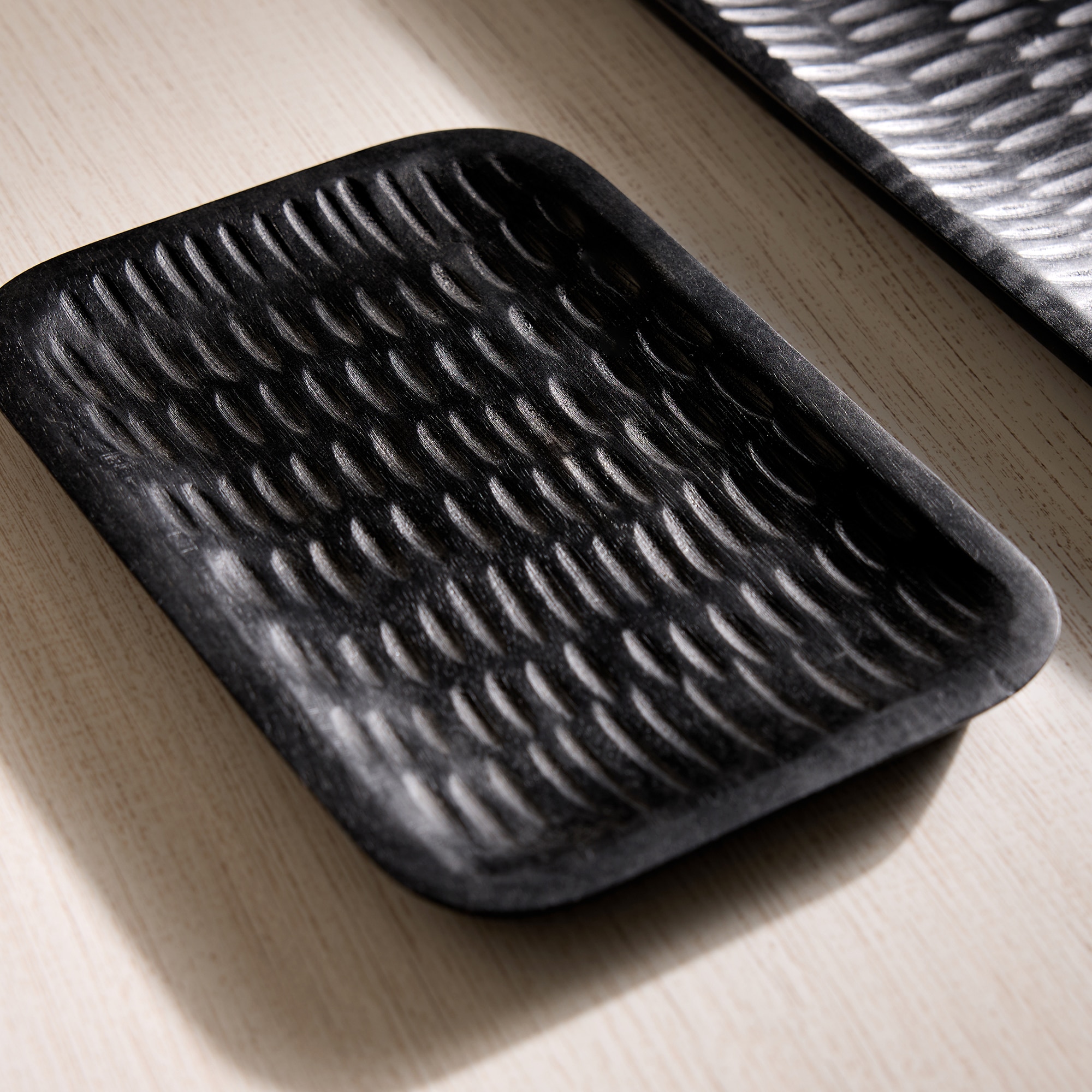 Bandeja decorativa de madera de mango Chennai - Negro 24 cm Negro-1