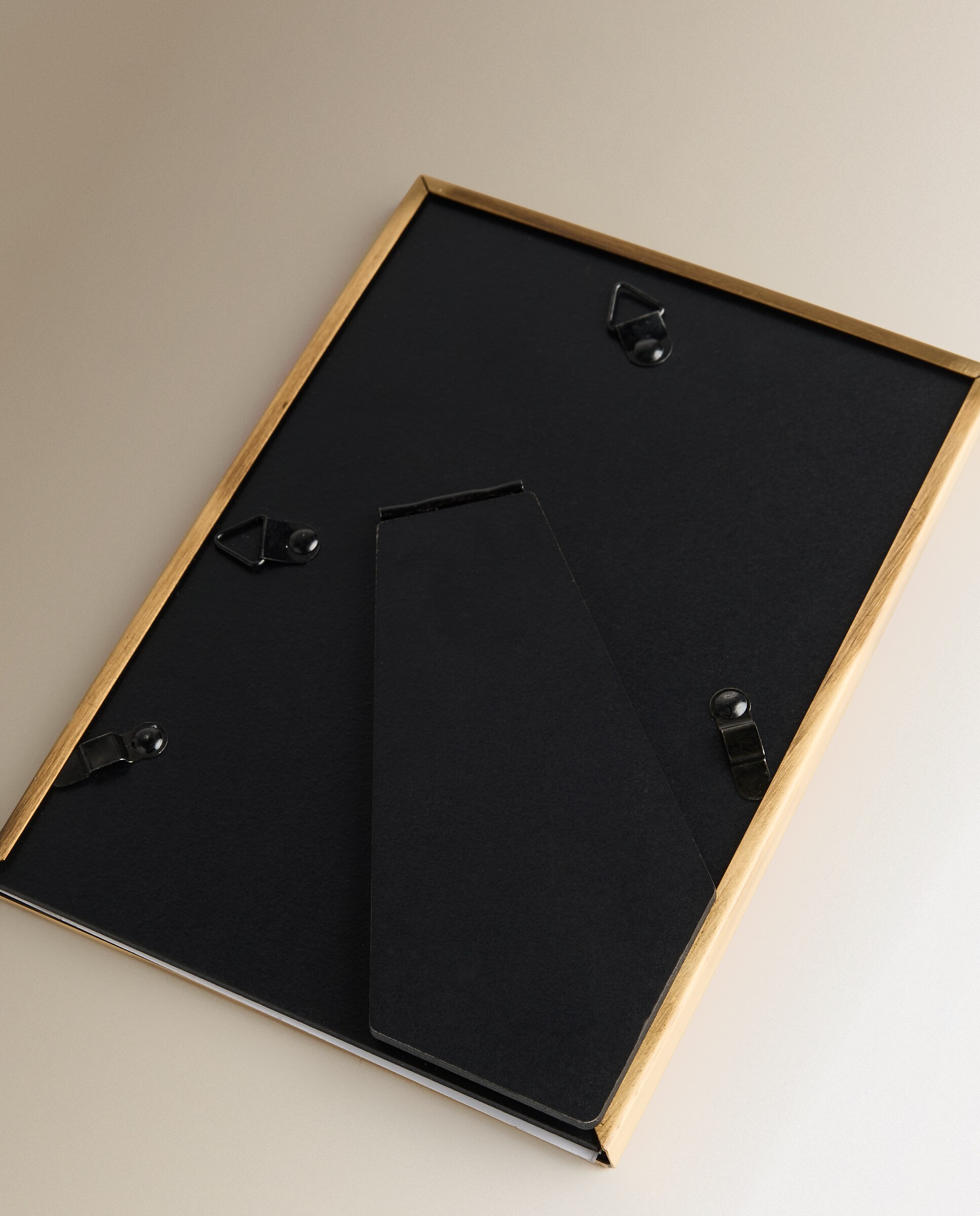 Moldura para Fotografia em Metal Tilo Dourado-3