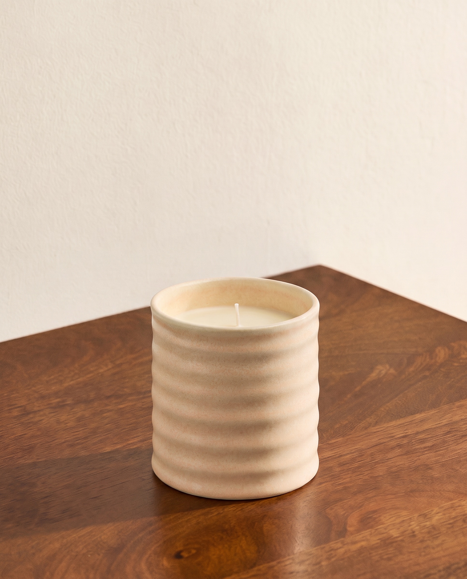 Imagen 1 de Vela en vaso Cerámica Moldeada Freesia & Bergamota Crudo