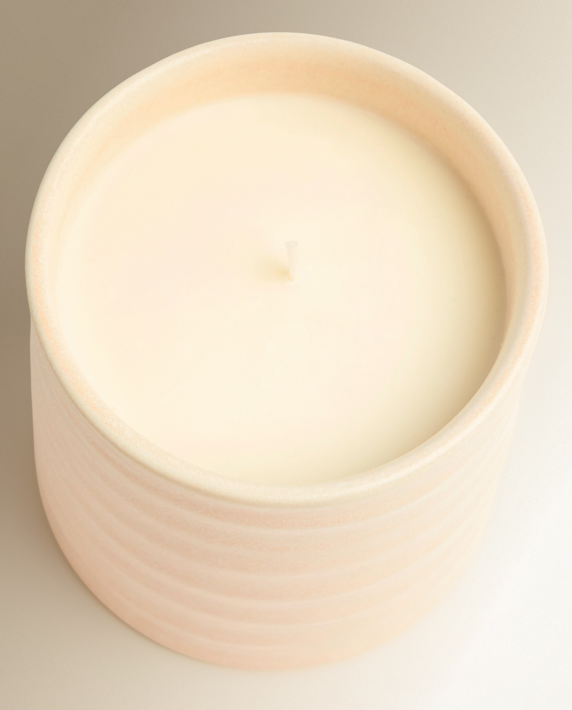 Imagen 3 de Vela en vaso Cerámica Moldeada Freesia & Bergamota - Crudo Crudo