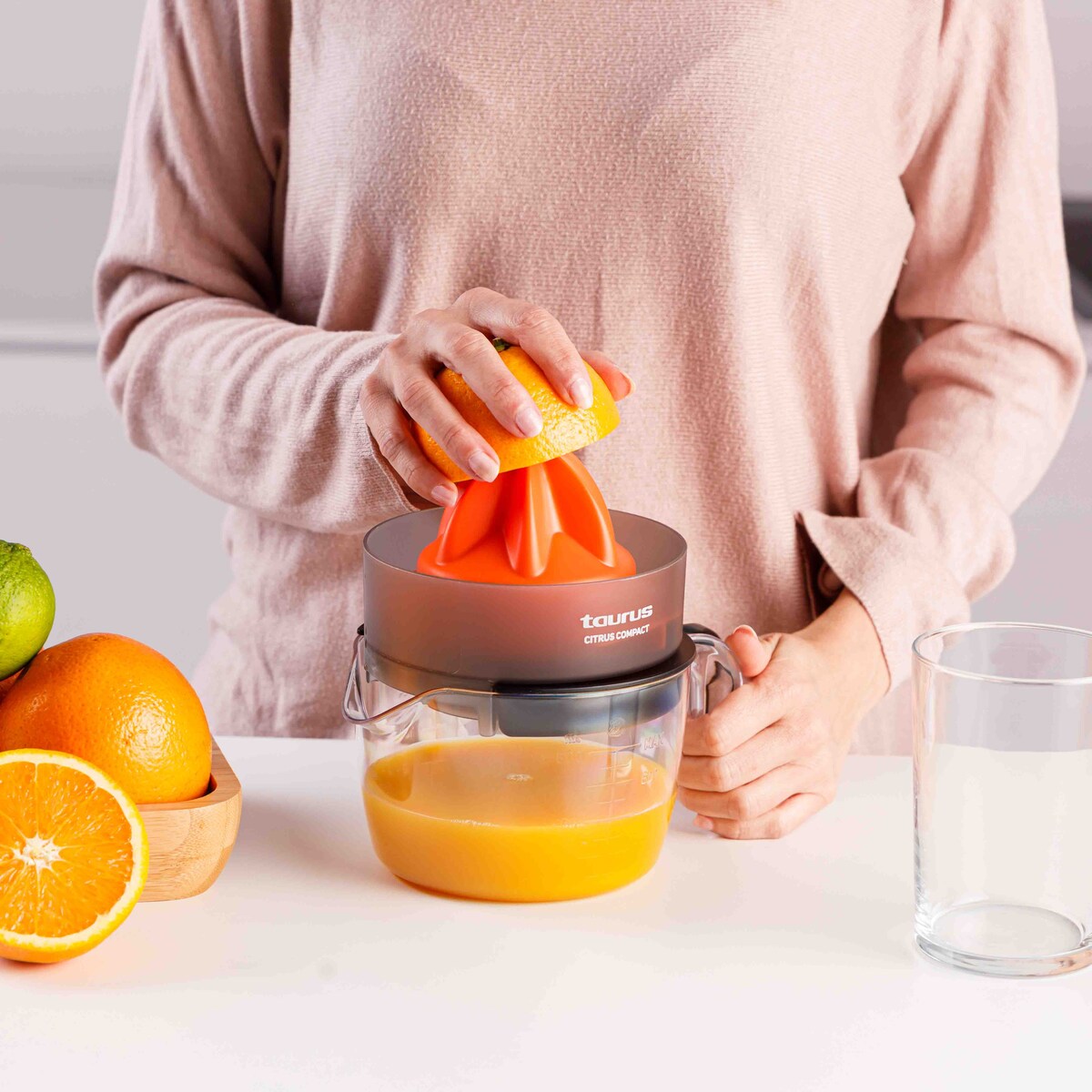 Exprimidor eléctrico Taurus Citrus Compact con doble sentido de rotación Transparente / Negro-5