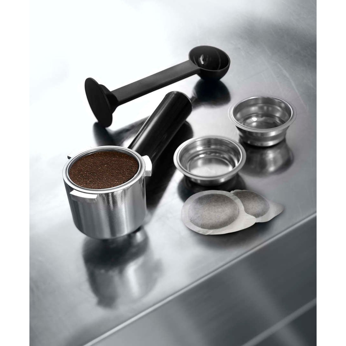 Cafetera espresso manual de bomba De´Longhi Dedica EC685.M con sistema cappuccino Plata-10